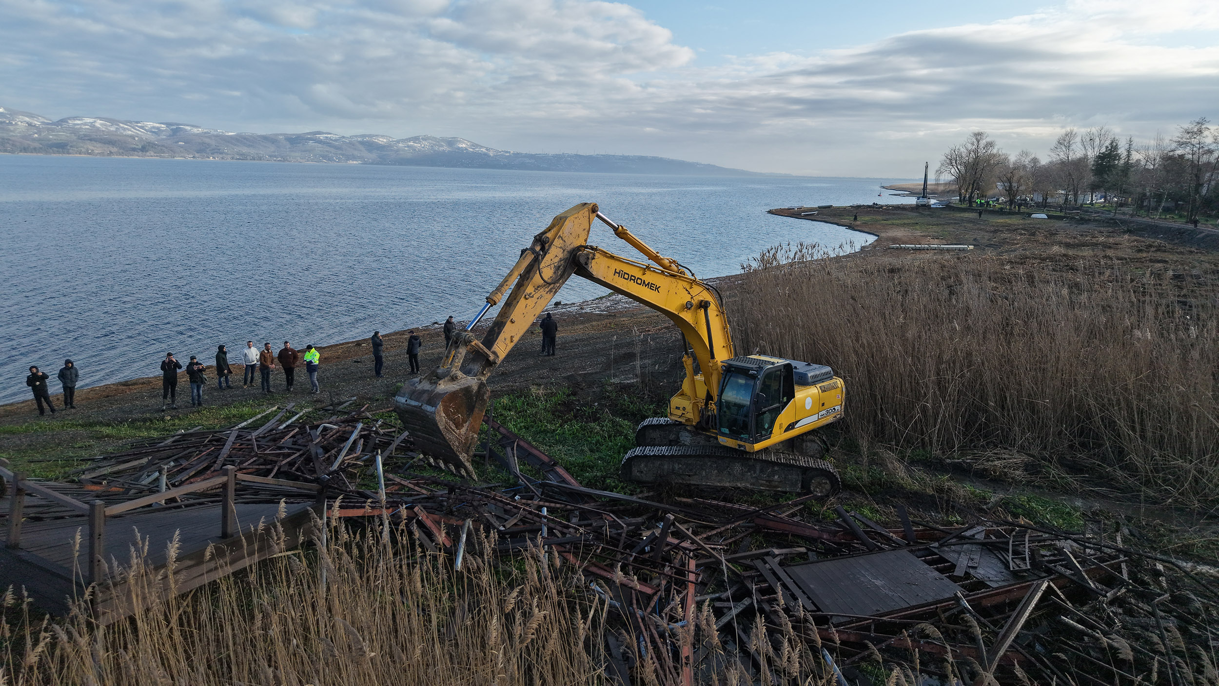 Sapanca Gölü kıyılarındaki kaçak yapılar kaldırılıyor