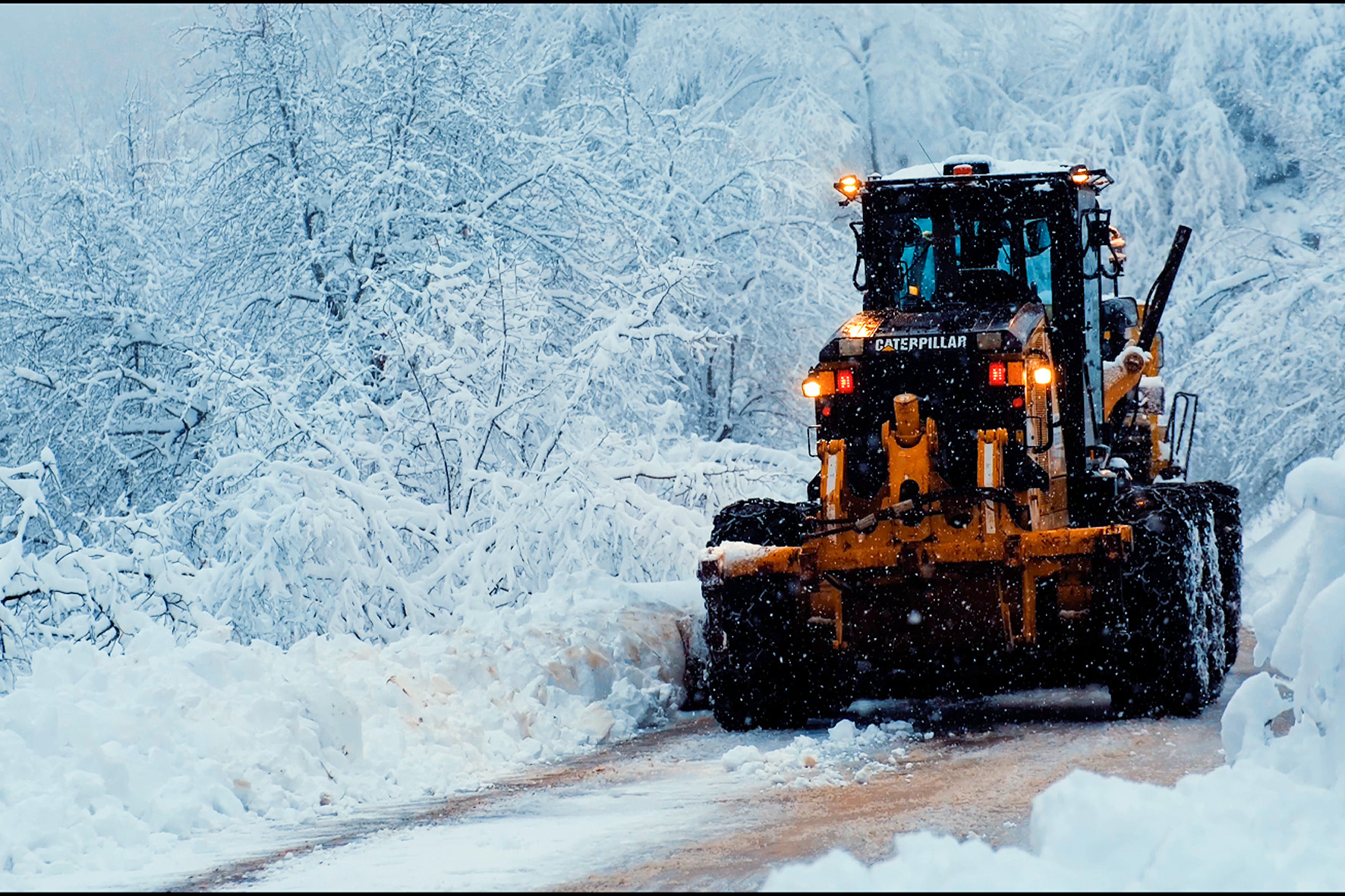Büyükşehir’den 5 ilçede kar mesaisi: 35 kapalı grup yolunda 34'ü açıldı