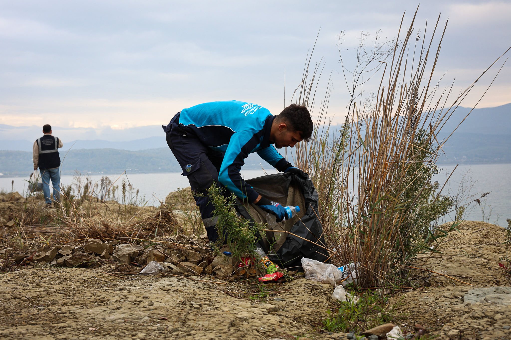 Sapanca Gölü kıyılarında ekosistemi koruyan temizlik çalışması sürüyor