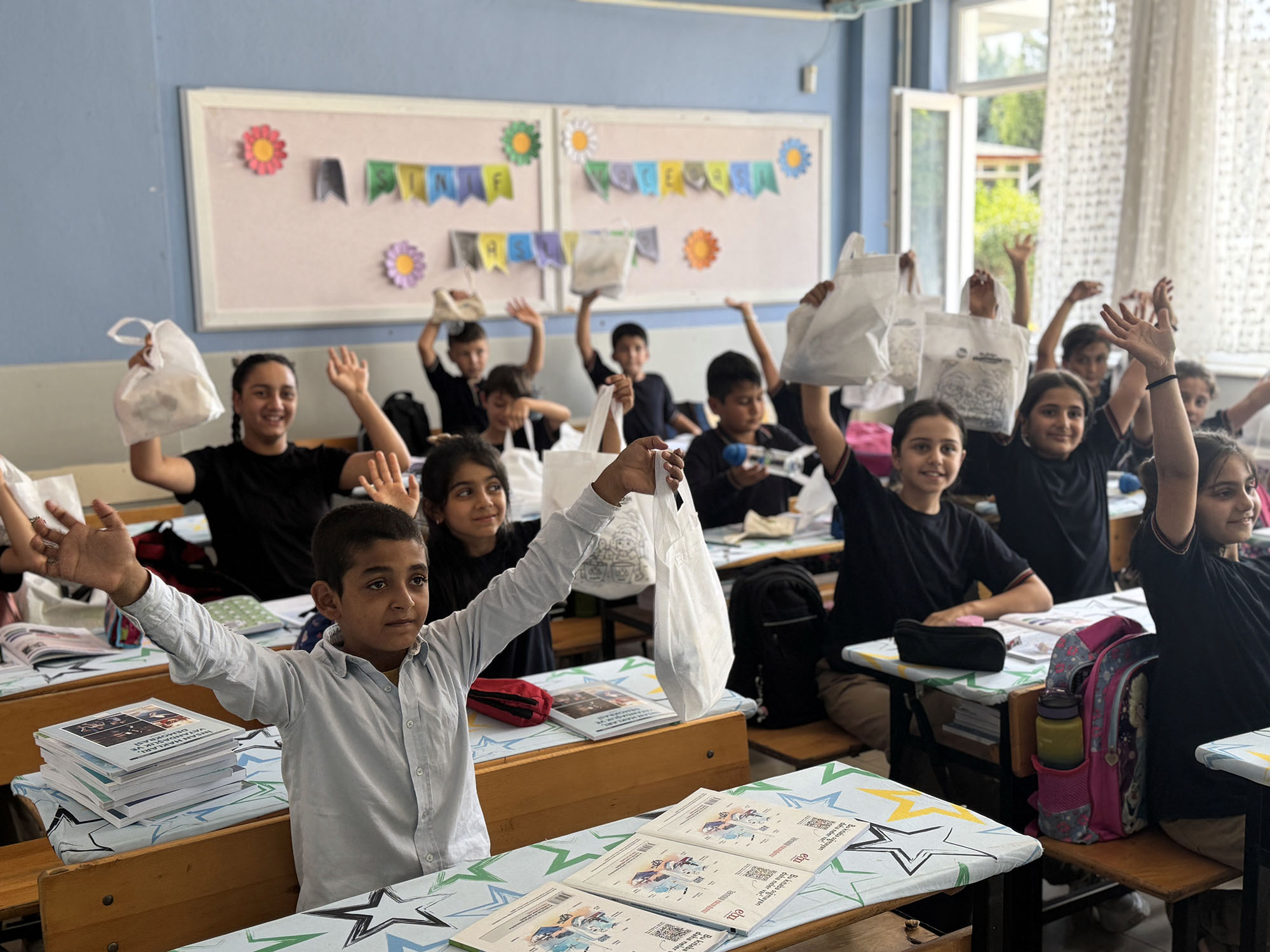 Büyükşehir okulun ilk haftasında minikleri yalnız bırakmadı