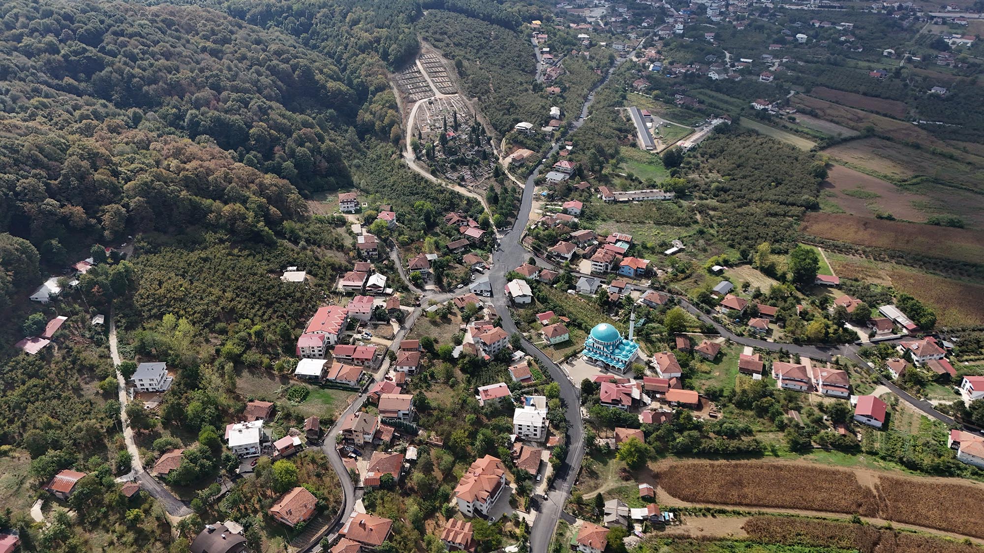 Akyazı’da binlerce kişiyi ilgilendiren asfalt hamlesi: Tablo gibi işlenen yolları sevinçle karşıladılar 