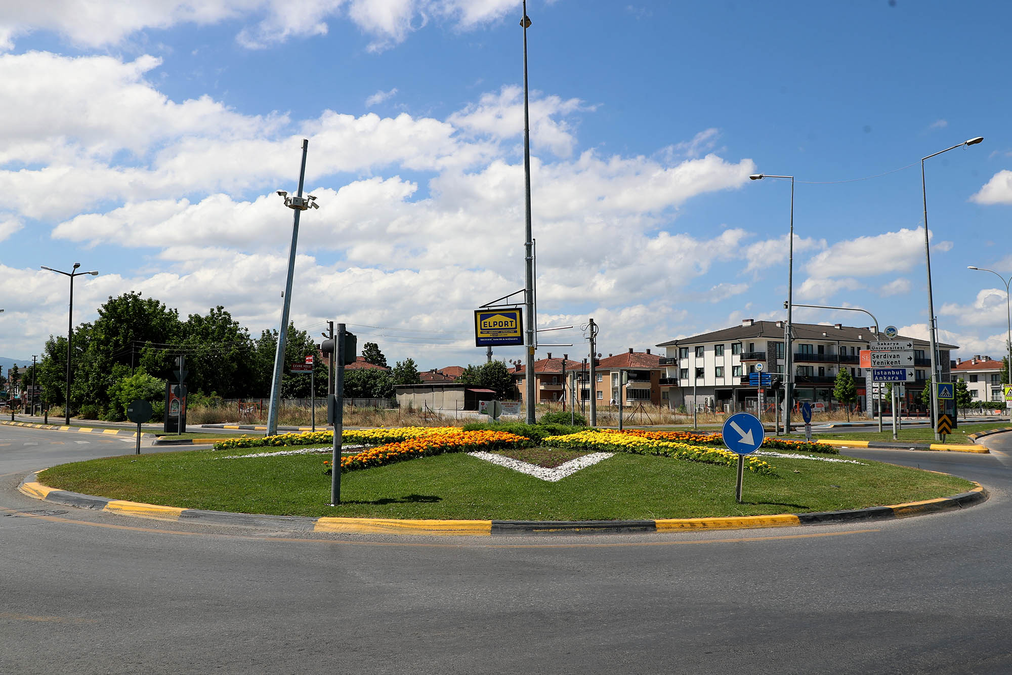 Şehrin en işlek caddeleri Büyükşehir’in dokunuşuyla çiçek bahçesine dönüşüyor