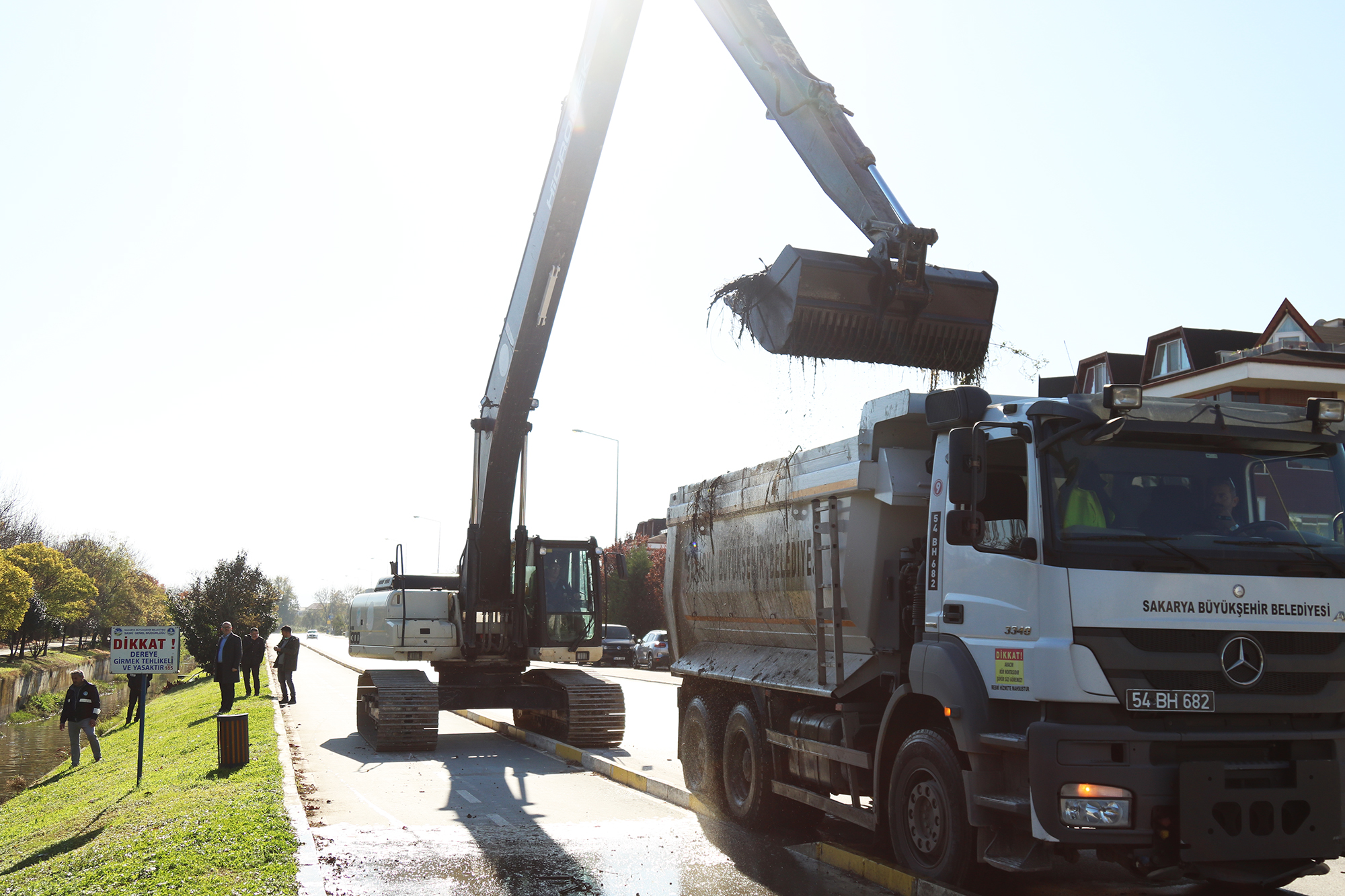 Büyükşehir Çark Deresi’ni temizliyor