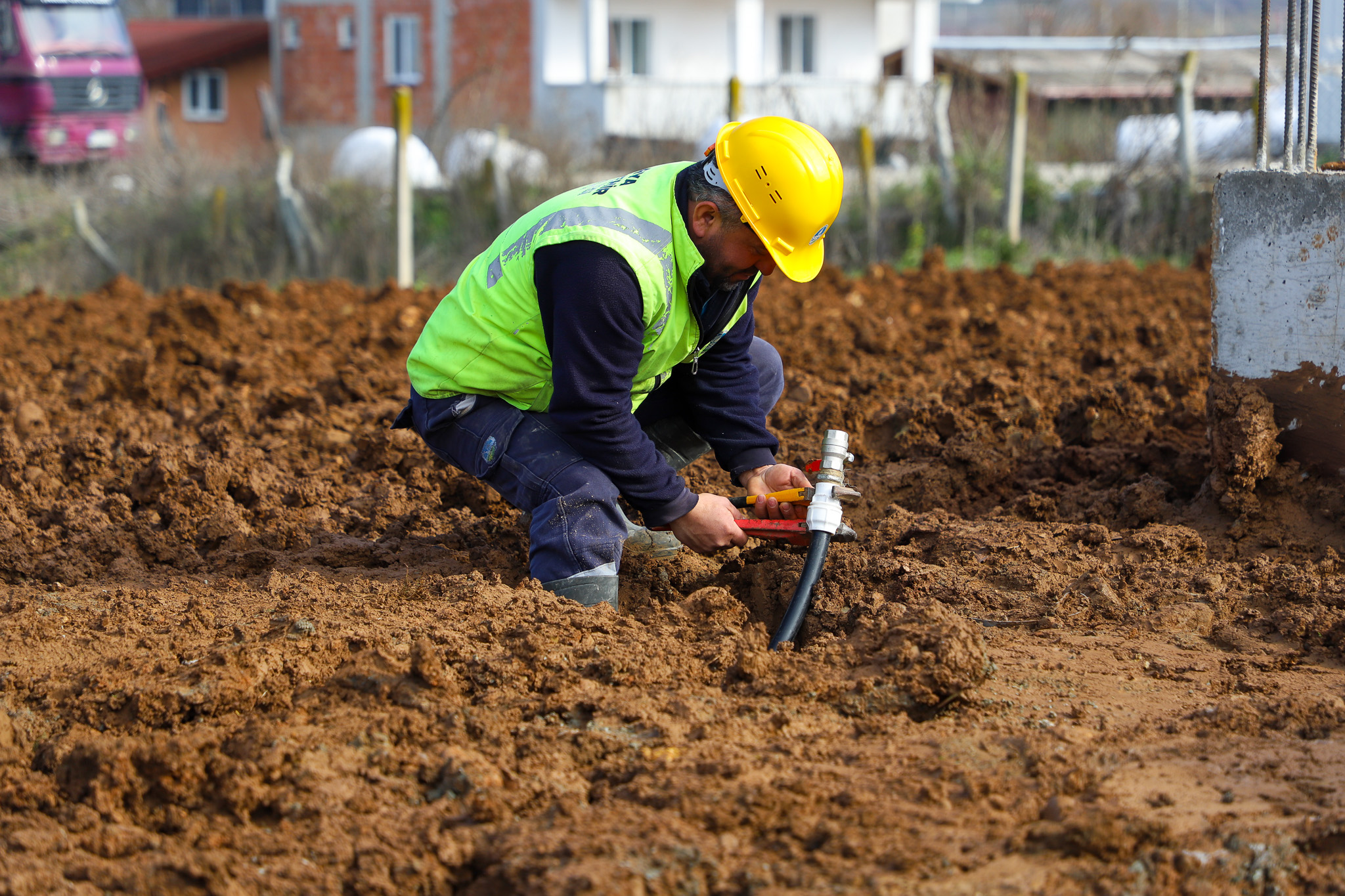 Güçlü altyapı için her türlü şart ve koşulda sahadalar
