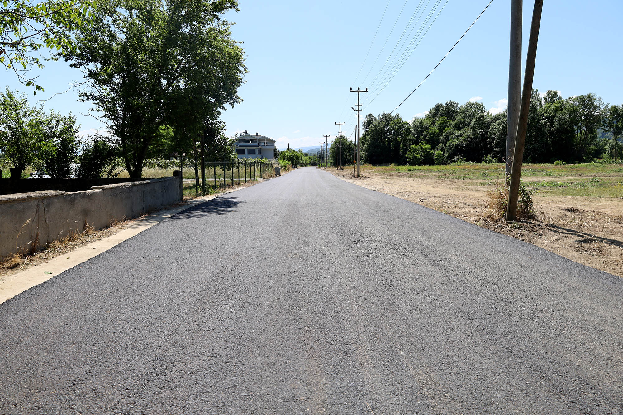 Arifiye’nin iki büyük mahallesini bağlayan yol Büyükşehirle sil baştan
