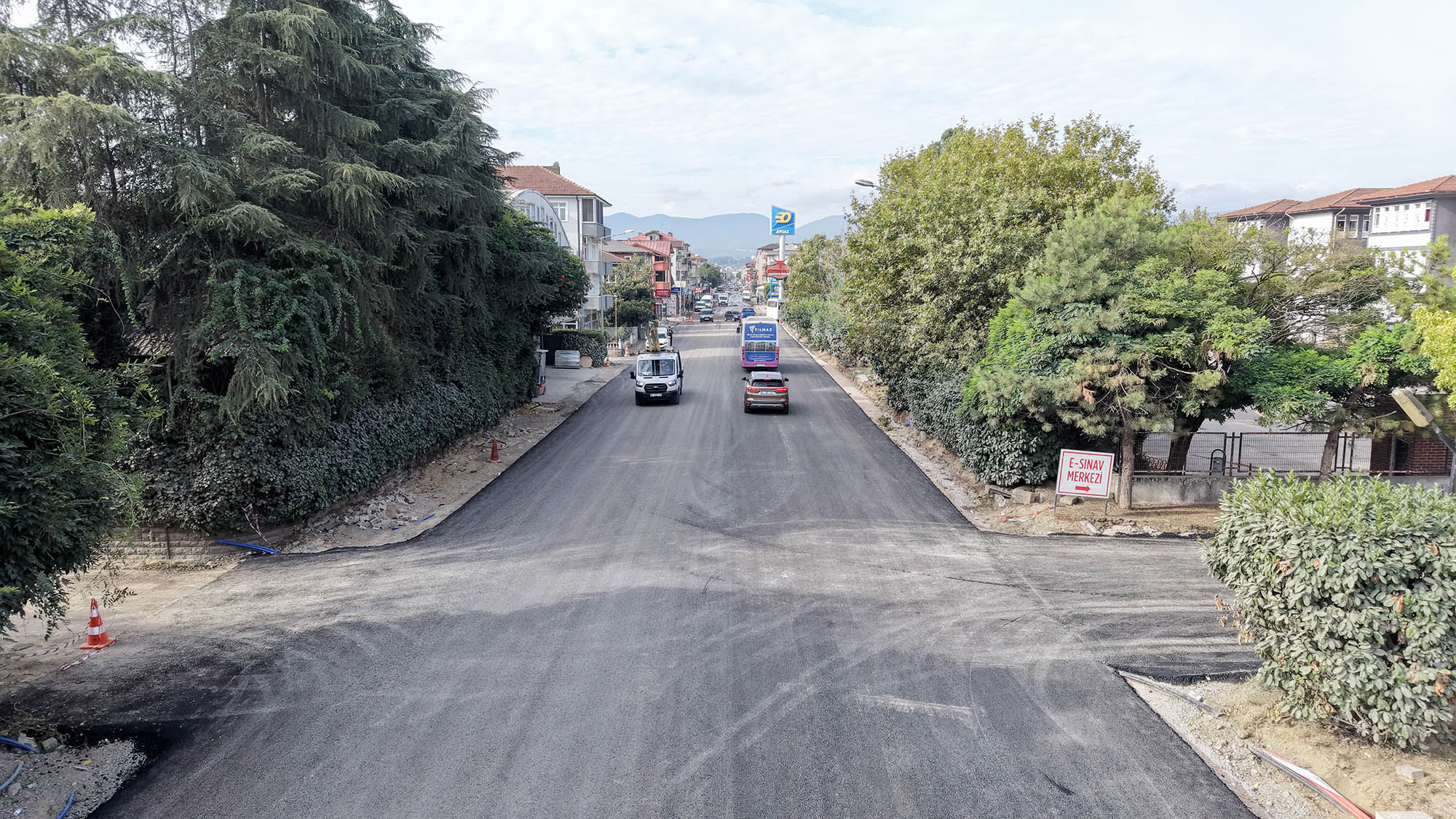 Arifiye Atatürk Caddesi’nde geceden sabaha uzanan asfalt mesaisi: Yepyeni bir görünüme kavuşuyor