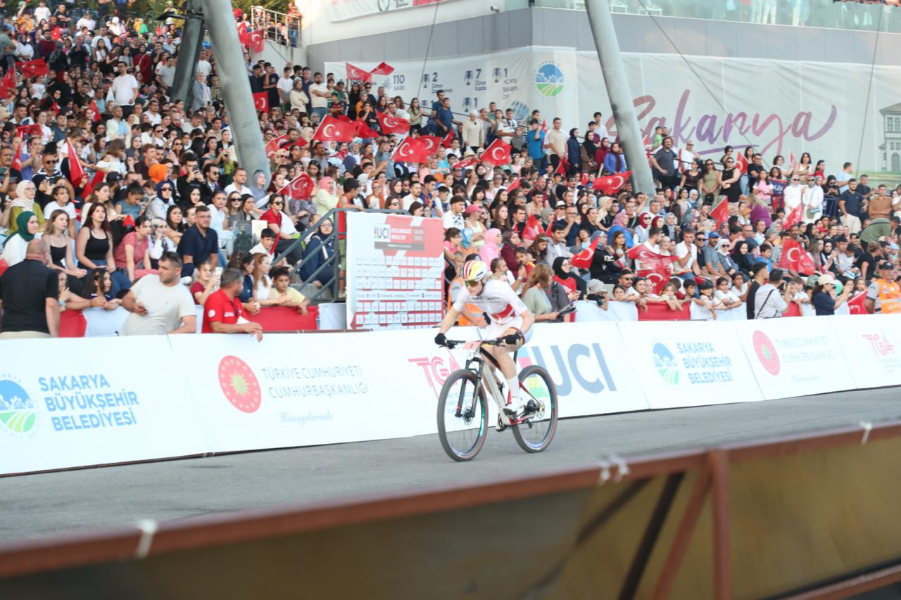 Şampiyon pedallar MTB Dünya Kupası’nda nefes kesti
