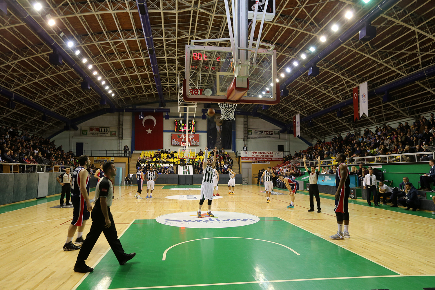 Dev Adamlar Evinde Galip