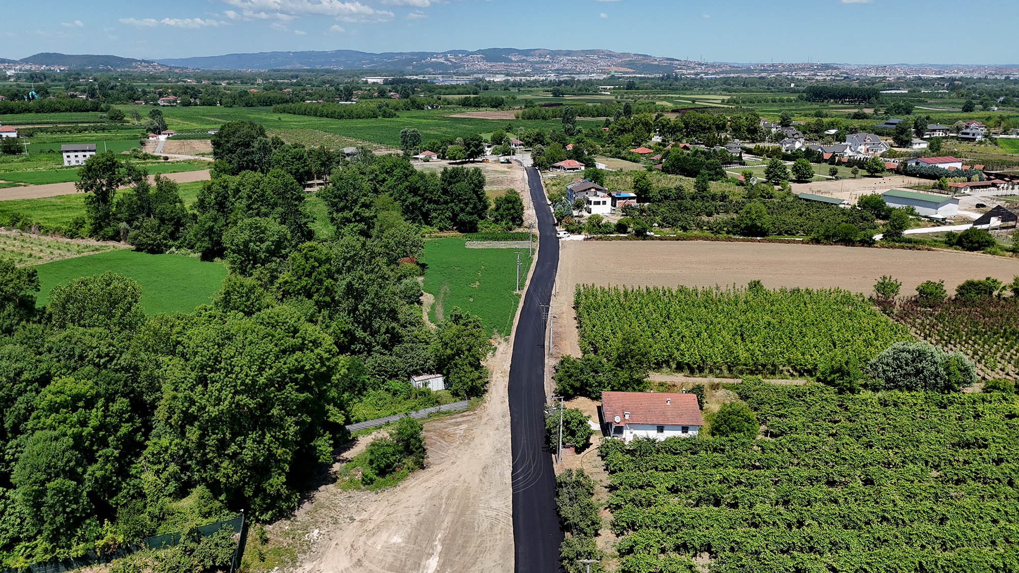 Arifiye’nin iki büyük mahallesini bağlayan yol Büyükşehirle sil baştan