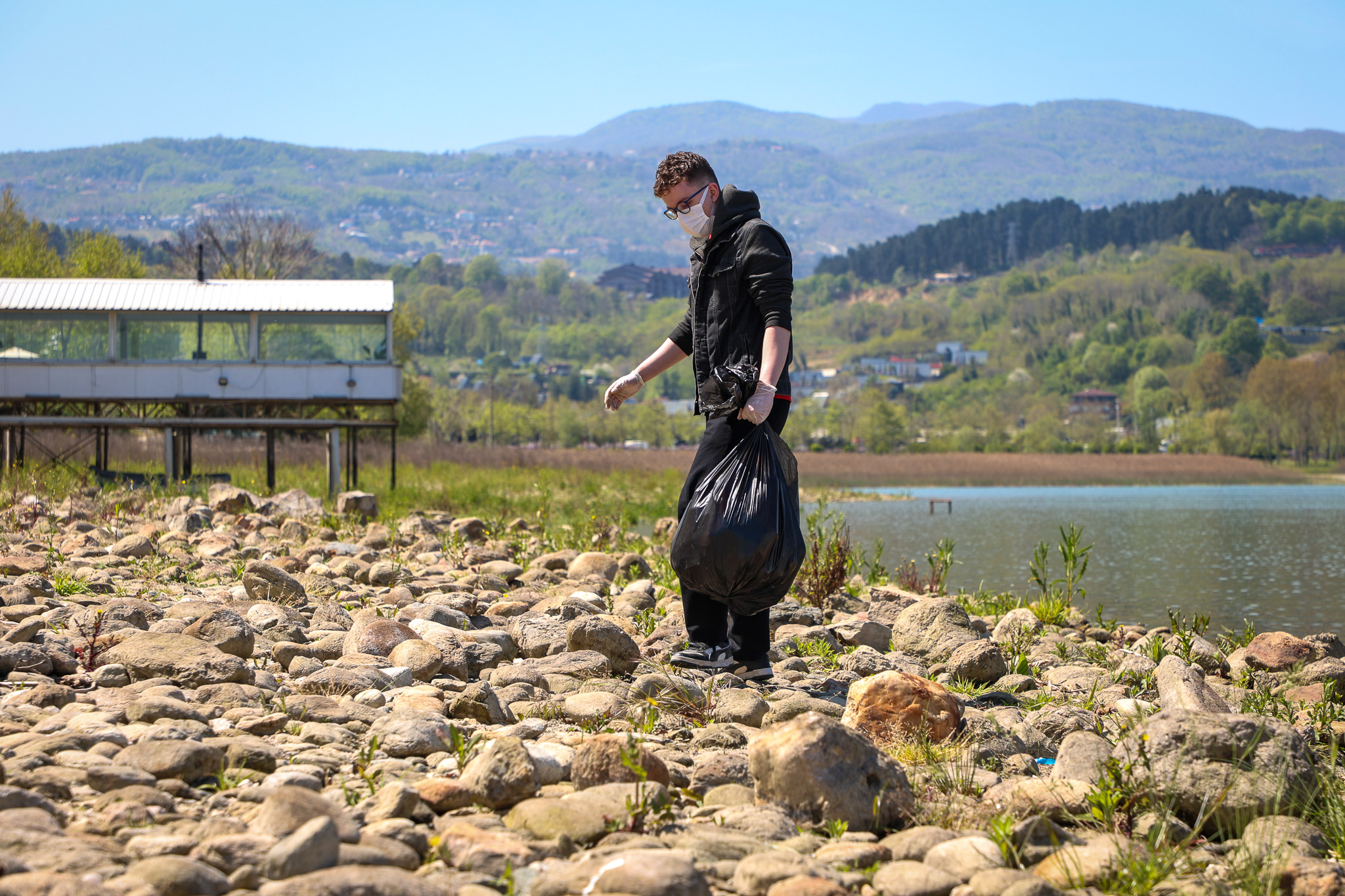 Göl havzasına bırakılan atıklar gönüllü öğrencilerin desteğiyle temizlendi