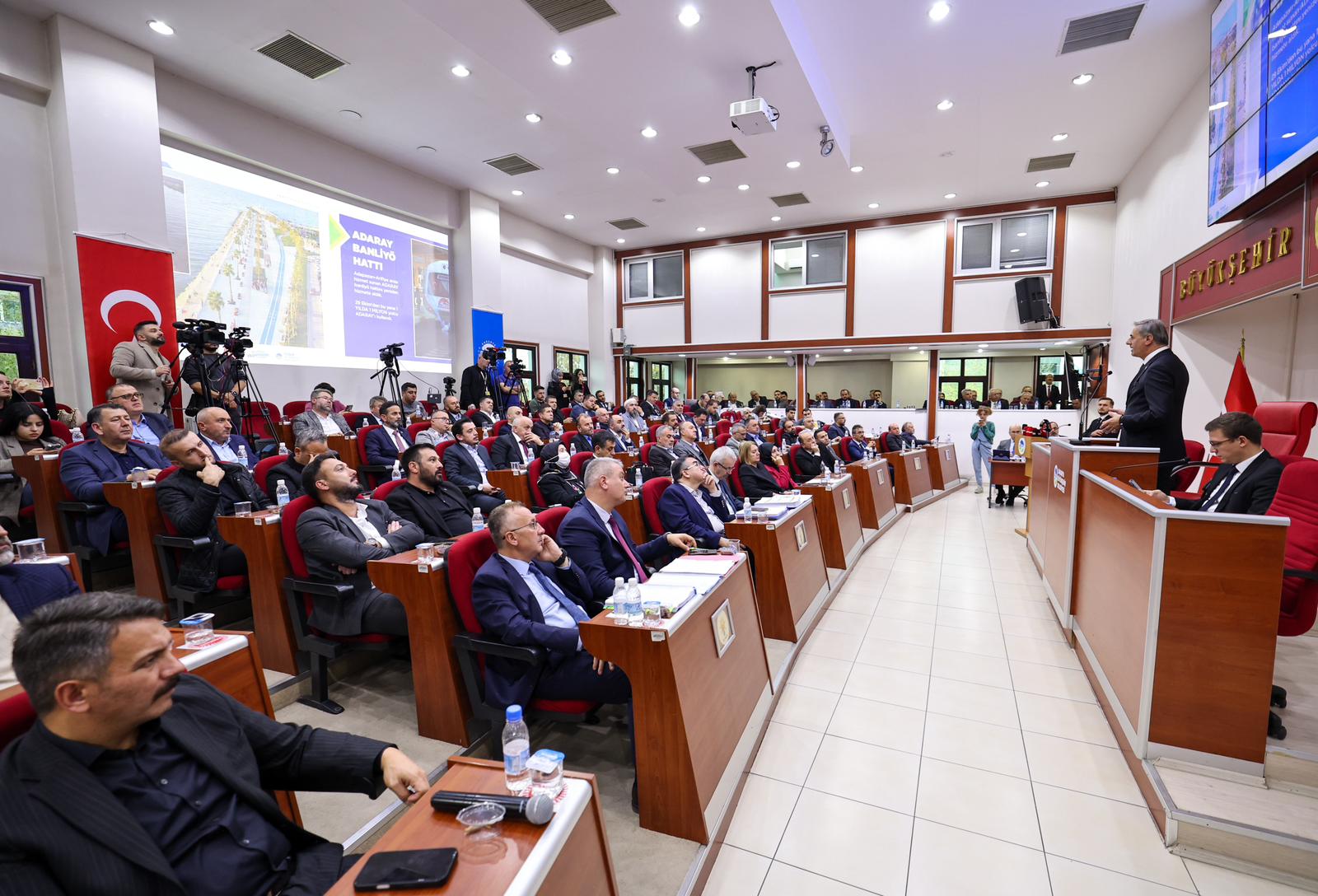 “Aynı anda her alanda yatırım ve hizmeti şehrimizle buluşturuyoruz”