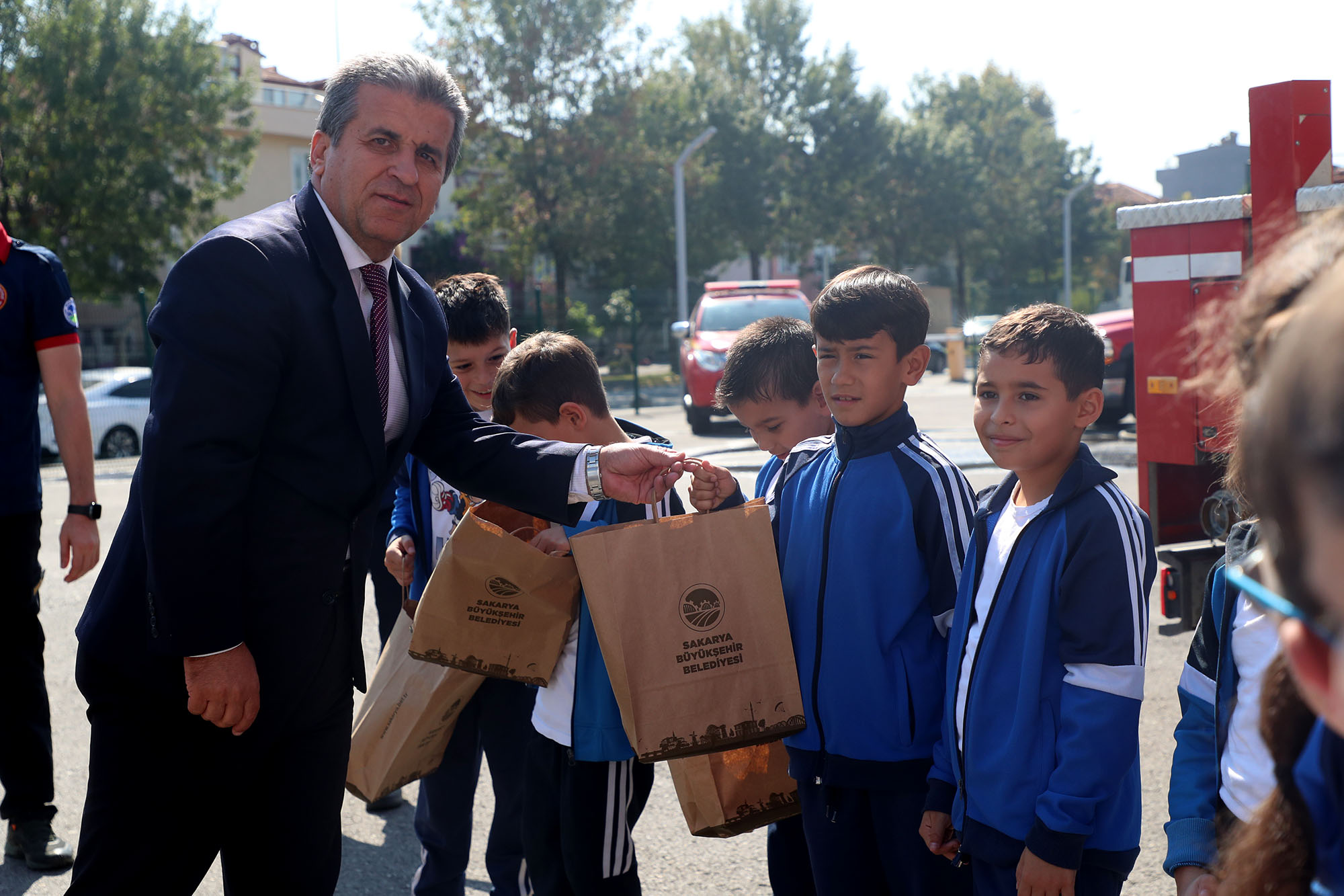 Minik itfaiyecilerin ateşle mücadelesi: Günün kahramanları minikler oldu