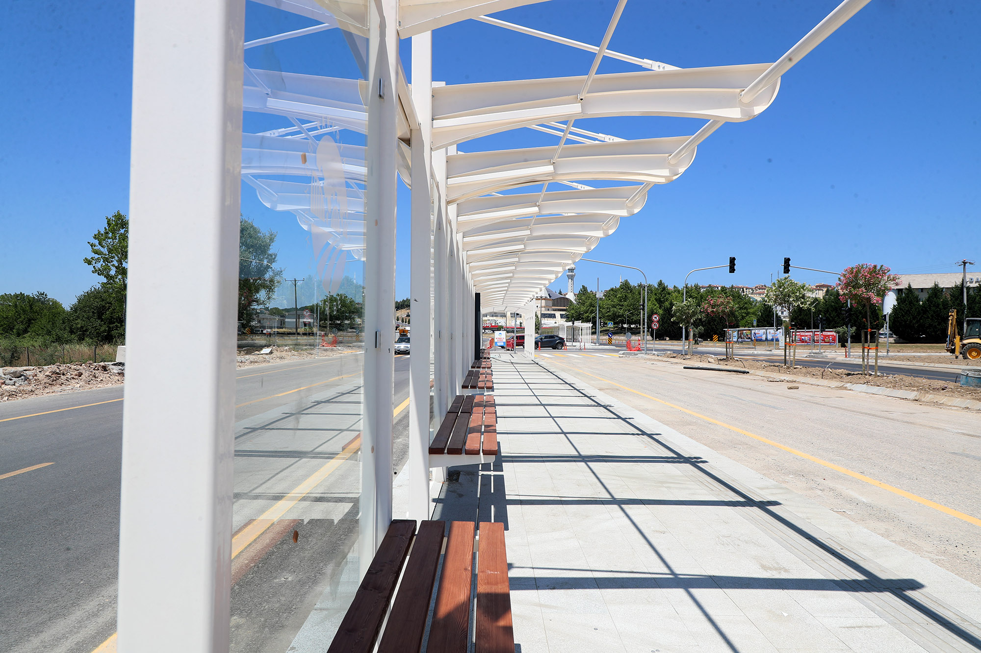 13 istasyonlu metrobüs hattında akıllı durakların montajı başladı