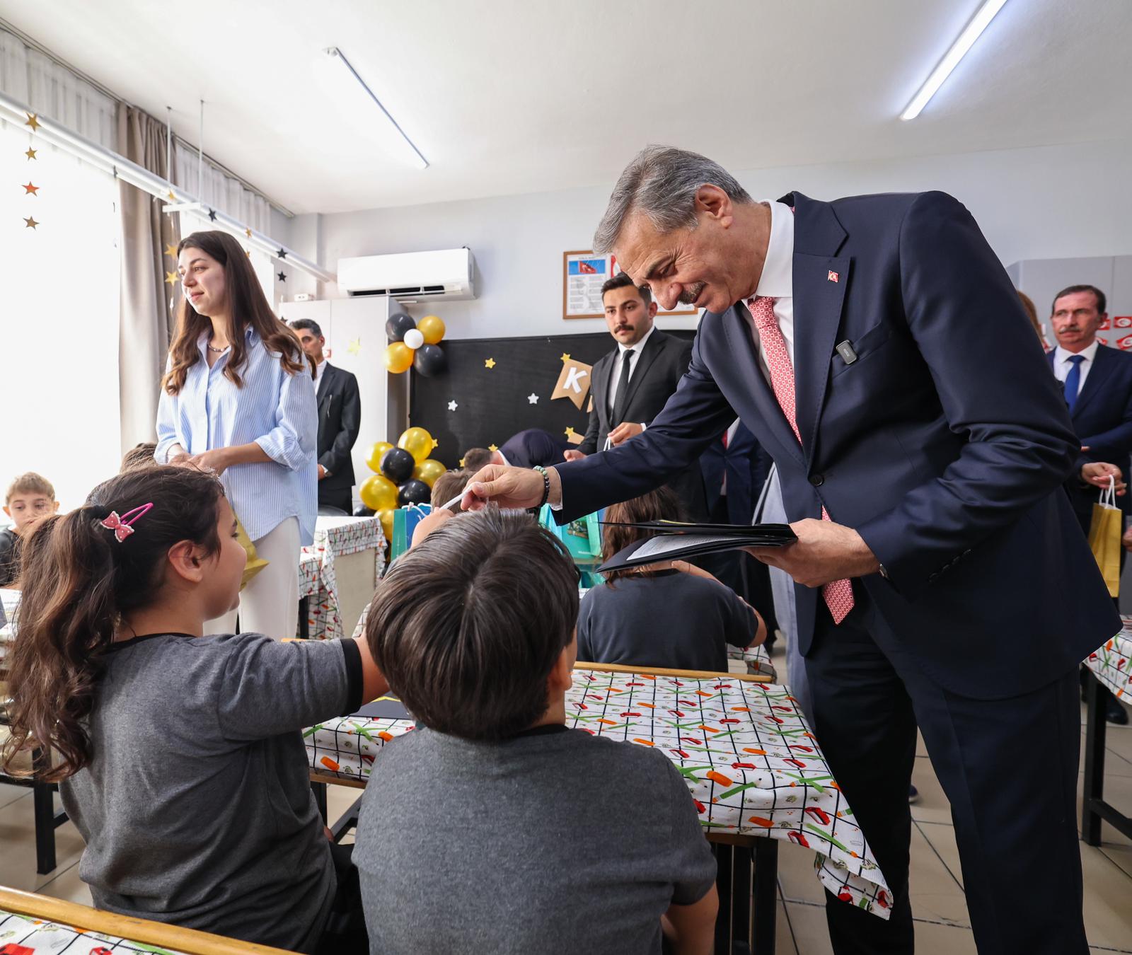 Yusuf Alemdar miniklerin karne heyecanına ortak oldu: “Geleceğin güçlü Türkiye’si için en büyük hazinemizsiniz”