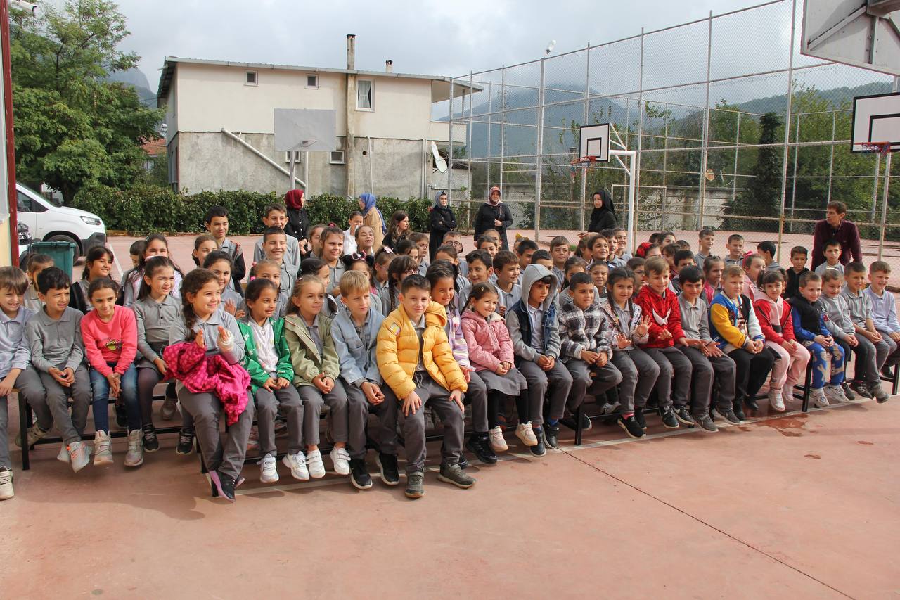 Büyükşehir şehrin her köşesinde çocuklara ‘Bir Hikâye Bin Neşe’ götürüyor