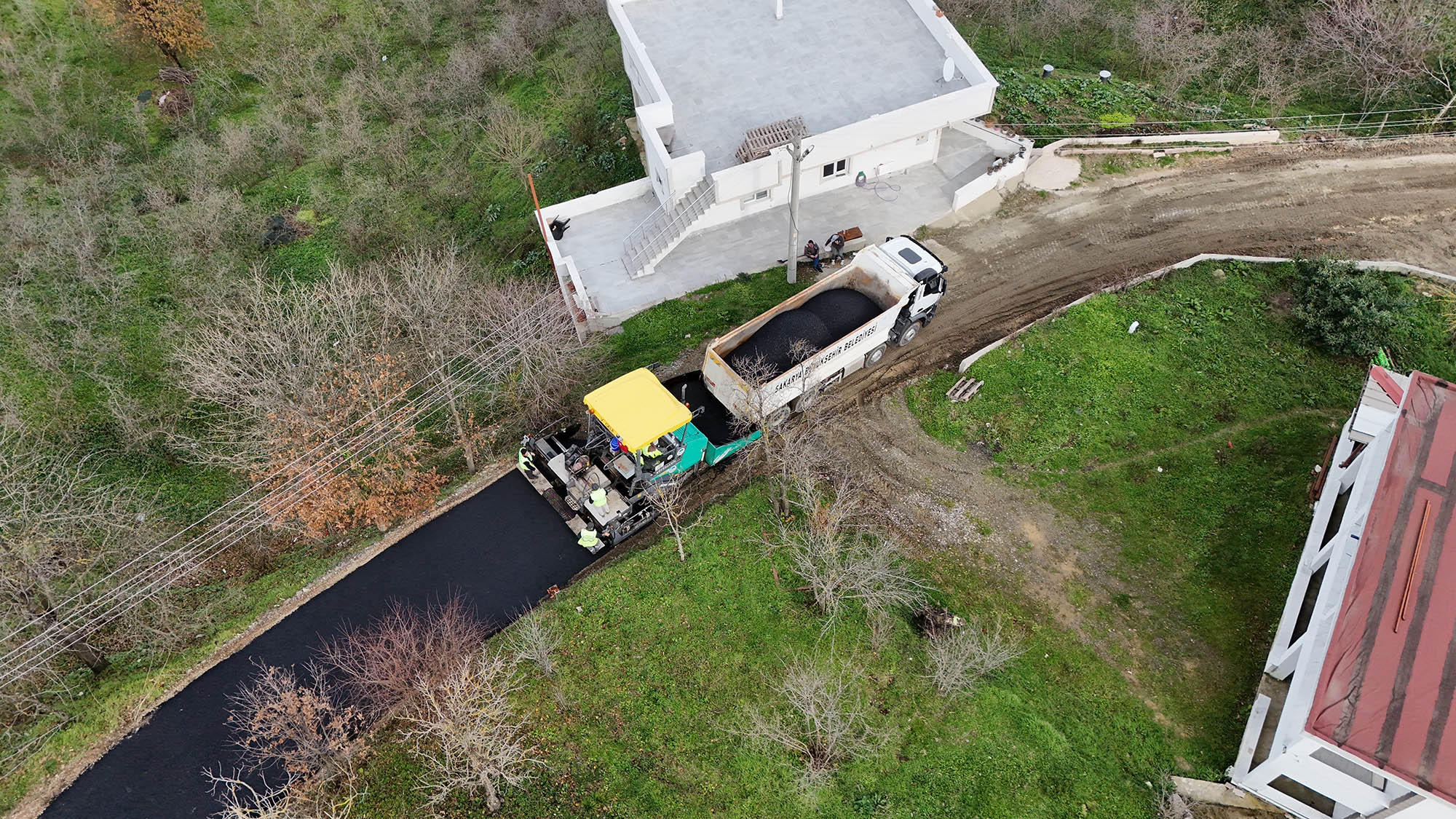 Büyükşehir’den Erenler’de 6 kilometrelik asfalt mesaisi