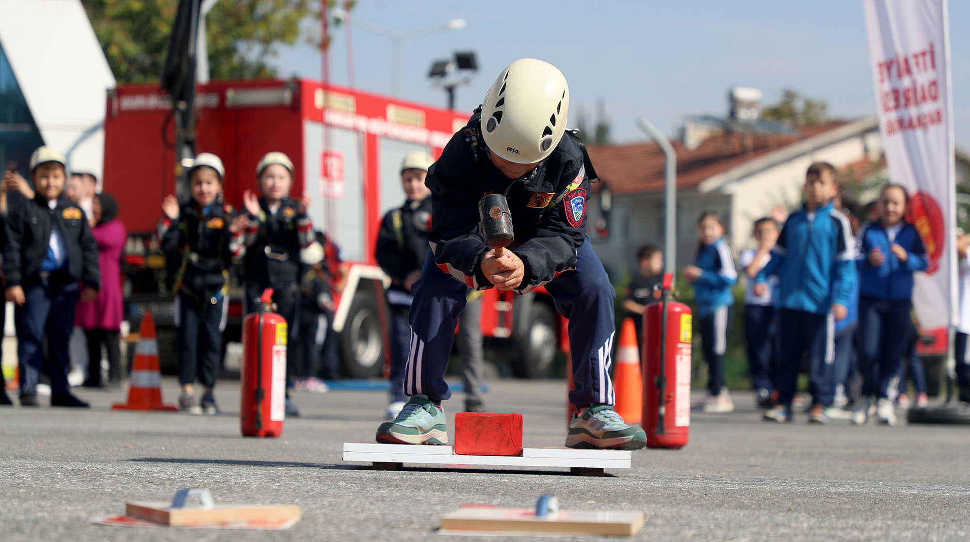 Minik itfaiyecilerin ateşle mücadelesi: Günün kahramanları minikler oldu