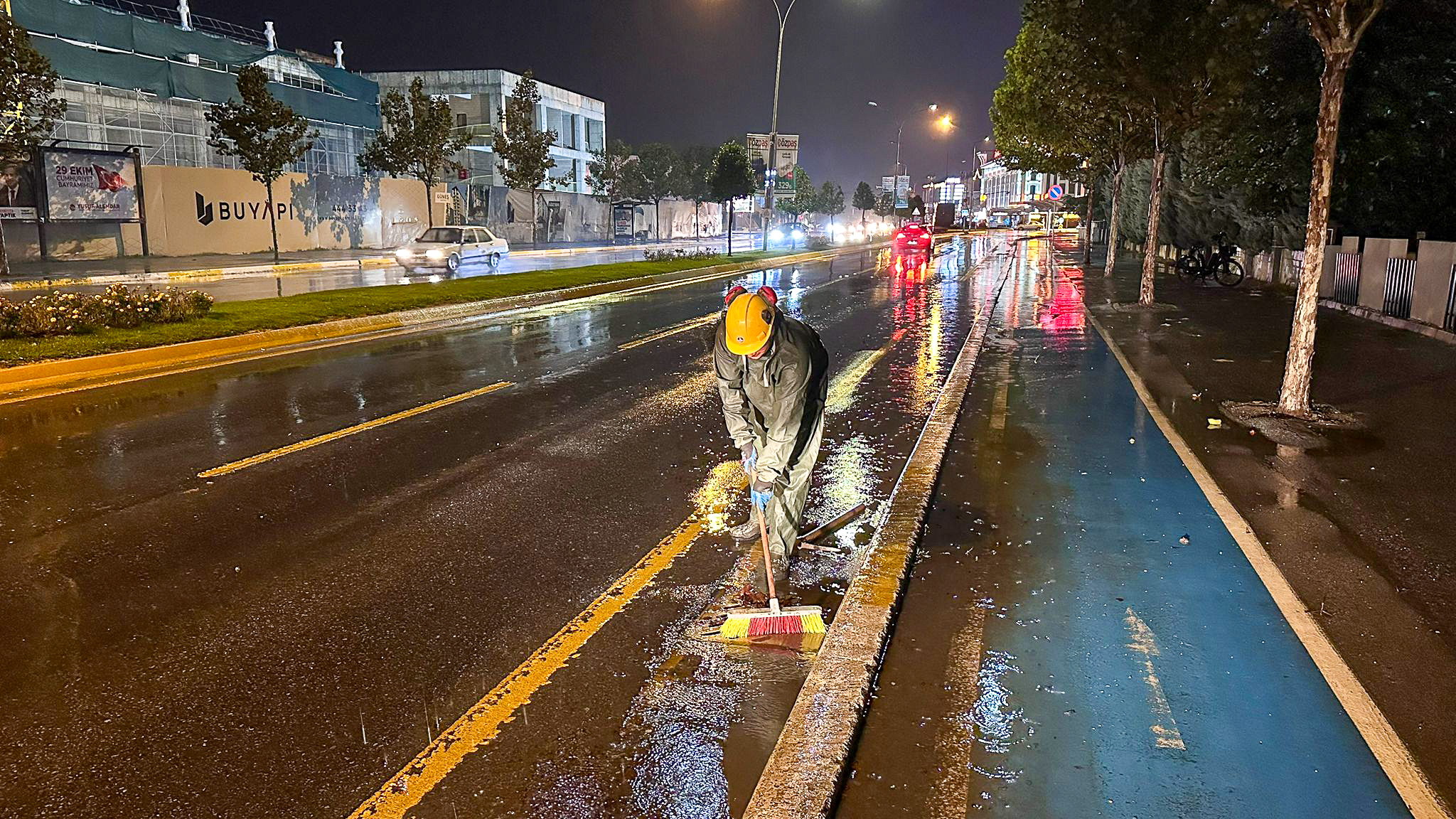 SASKİ, kuvvetli yağışa karşı tüm imkanları ile sabaha kadar sahadaydı