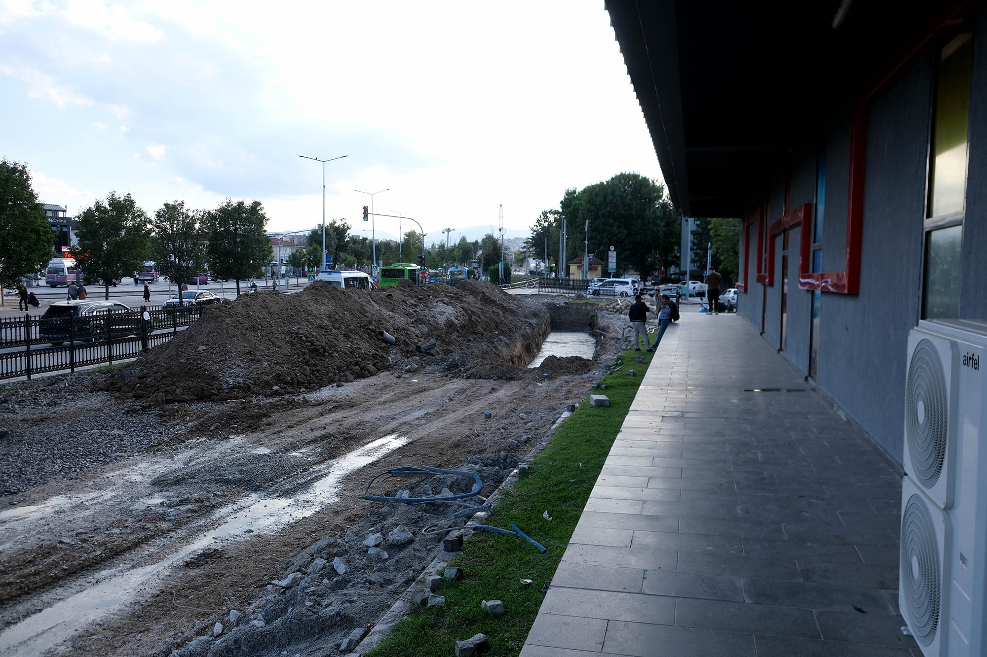 Raylar dönüşüyor, merkeze yemyeşil bir koridor geliyor: Kazıya geçildi, Yusuf Alemdar bizzat yerinde inceledi