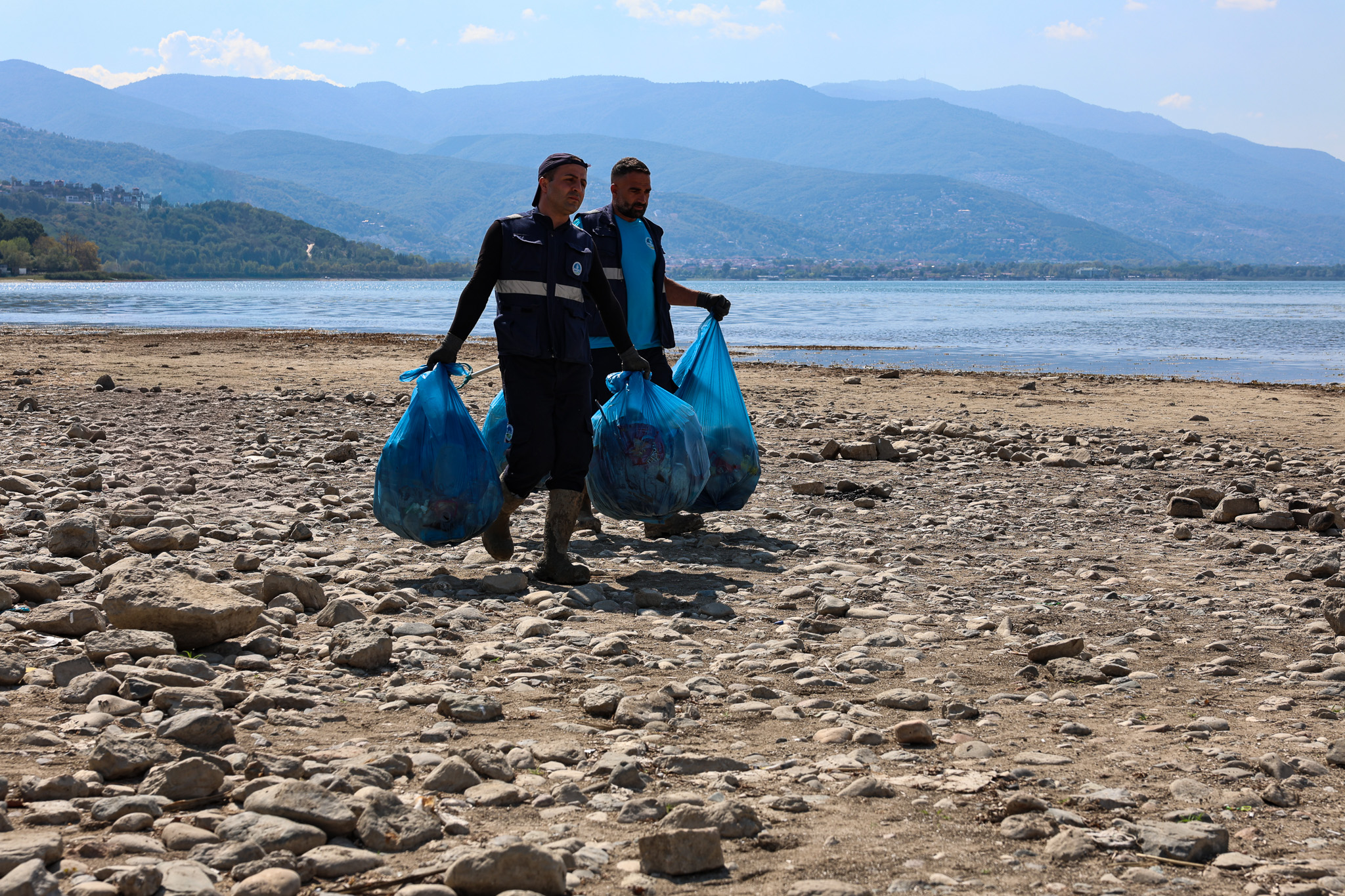 Sapanca Gölü çevresinden 2 ton çöp toplandı