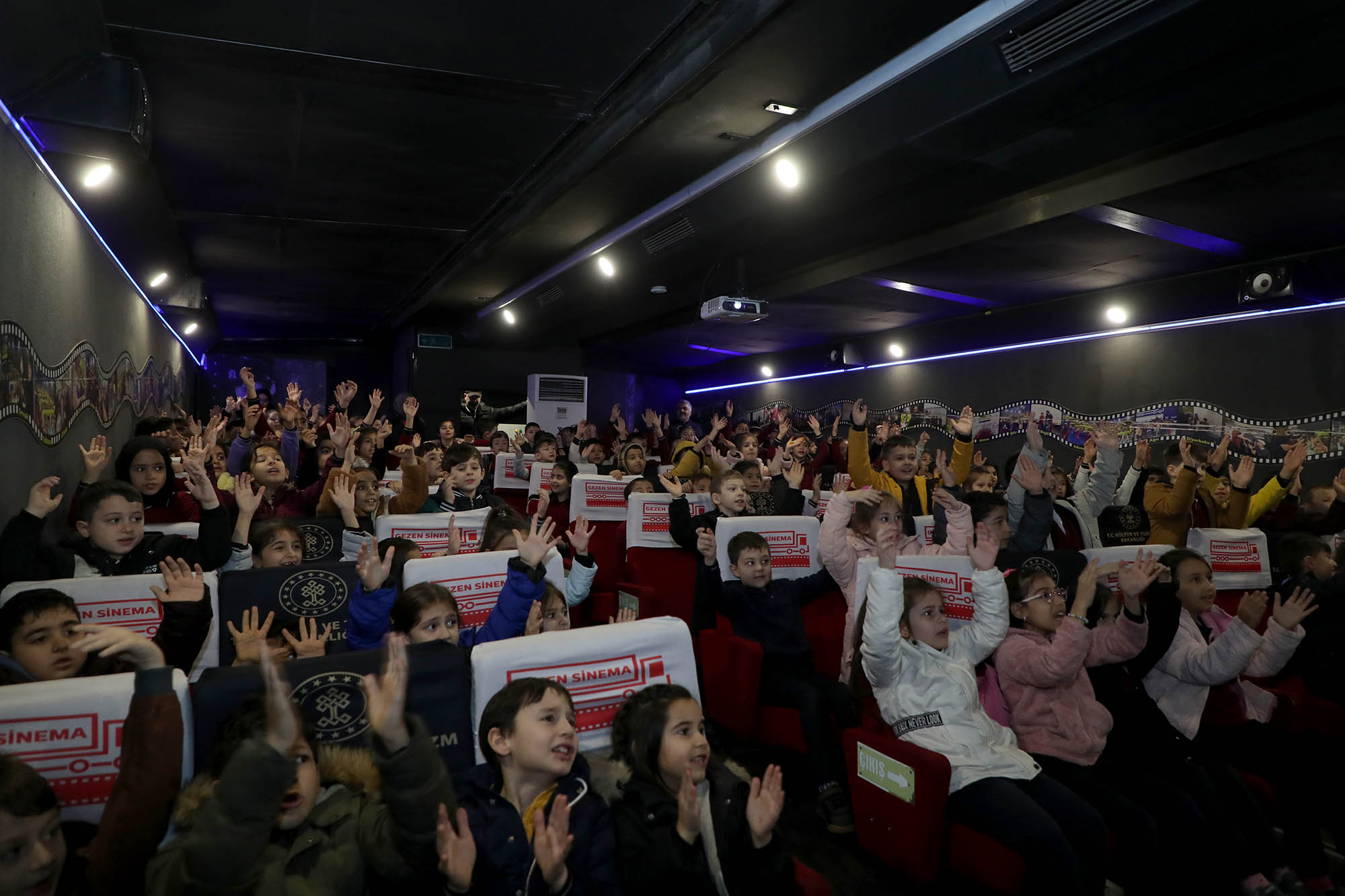 Gezen Sinema Tırı çocukları beyaz perdeyle buluşturuyor