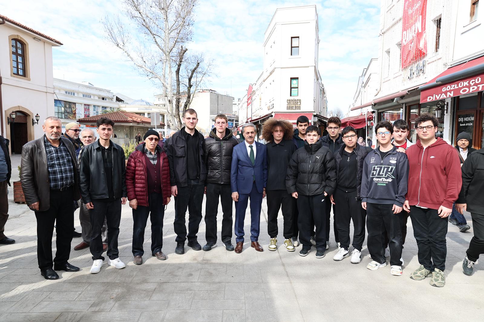 “Vatandaşlarla kucaklaştı, talepleri dinledi, Ramazan ayını tebrik etti”