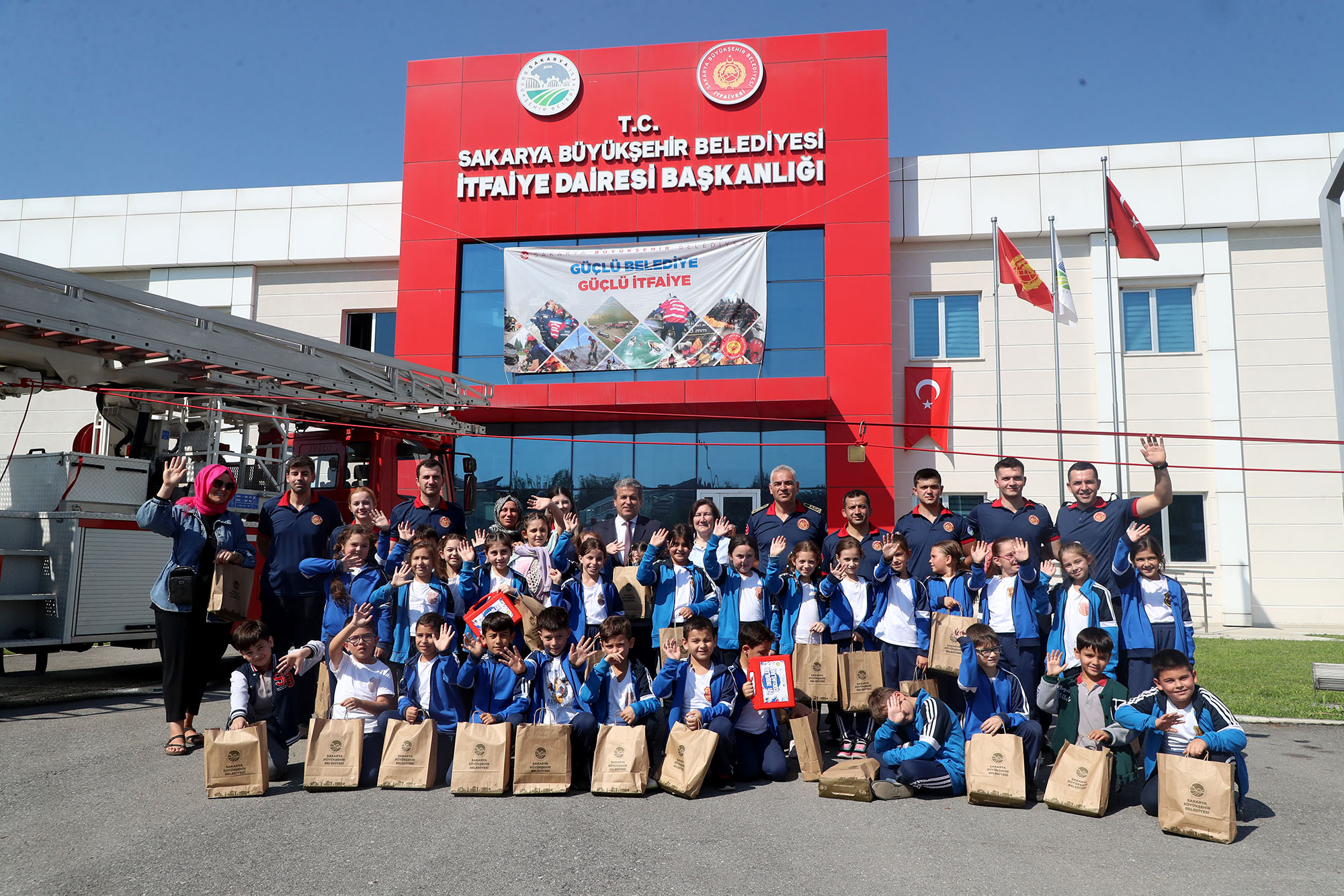 Minik itfaiyecilerin ateşle mücadelesi: Günün kahramanları minikler oldu