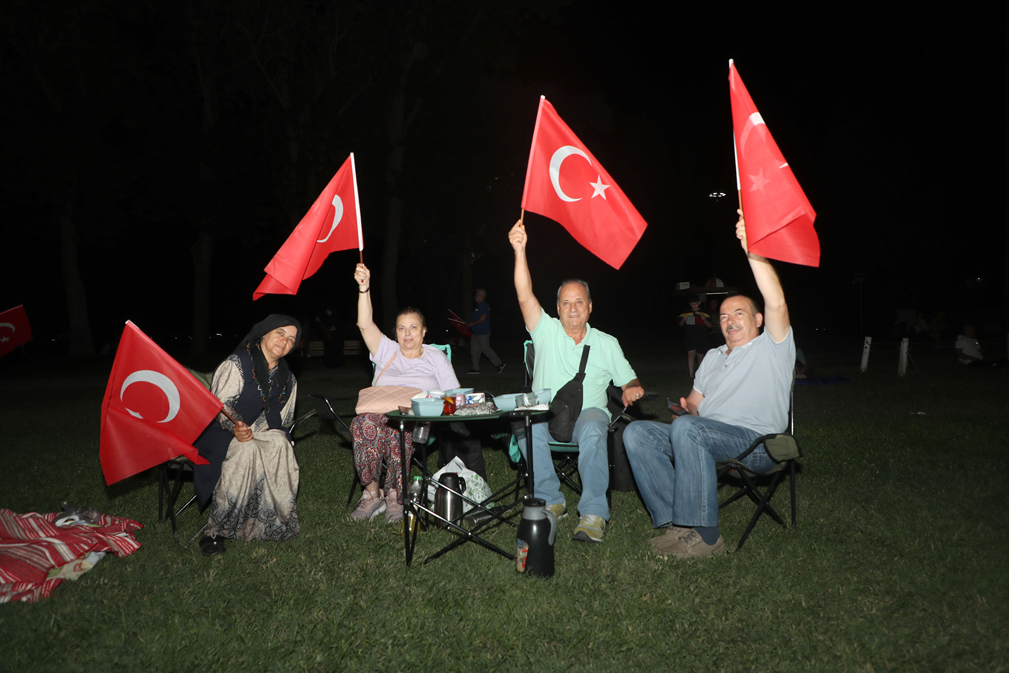 Büyükşehir 15 Temmuz gecesi hologramlı Türk Bayrağı gösterisiyle herkesi büyüledi