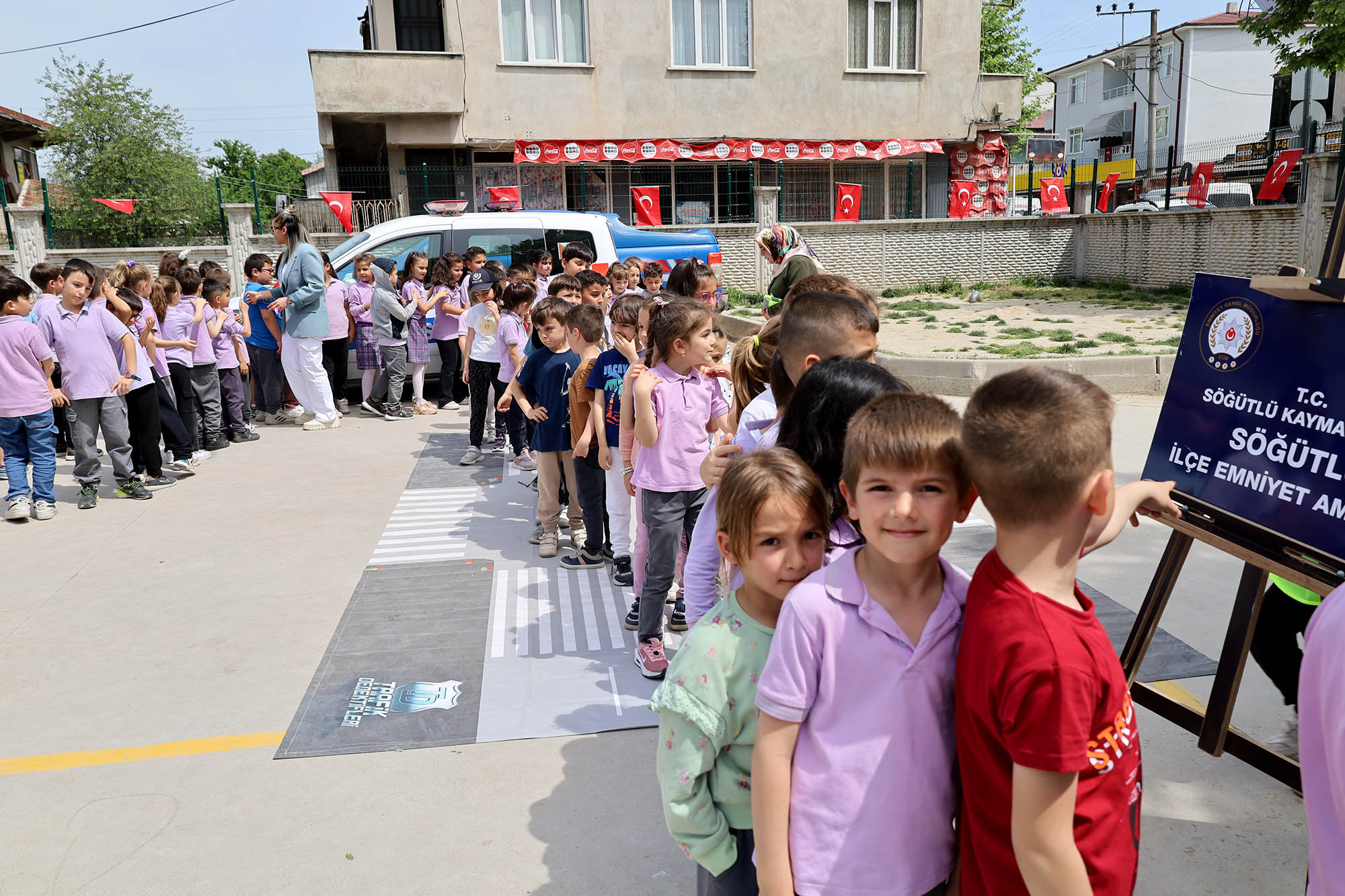 En renkli trafik etkinliği yine Büyükşehir’den: Güvenli trafiğin şartlarını ‘tebessümle’ öğrendiler