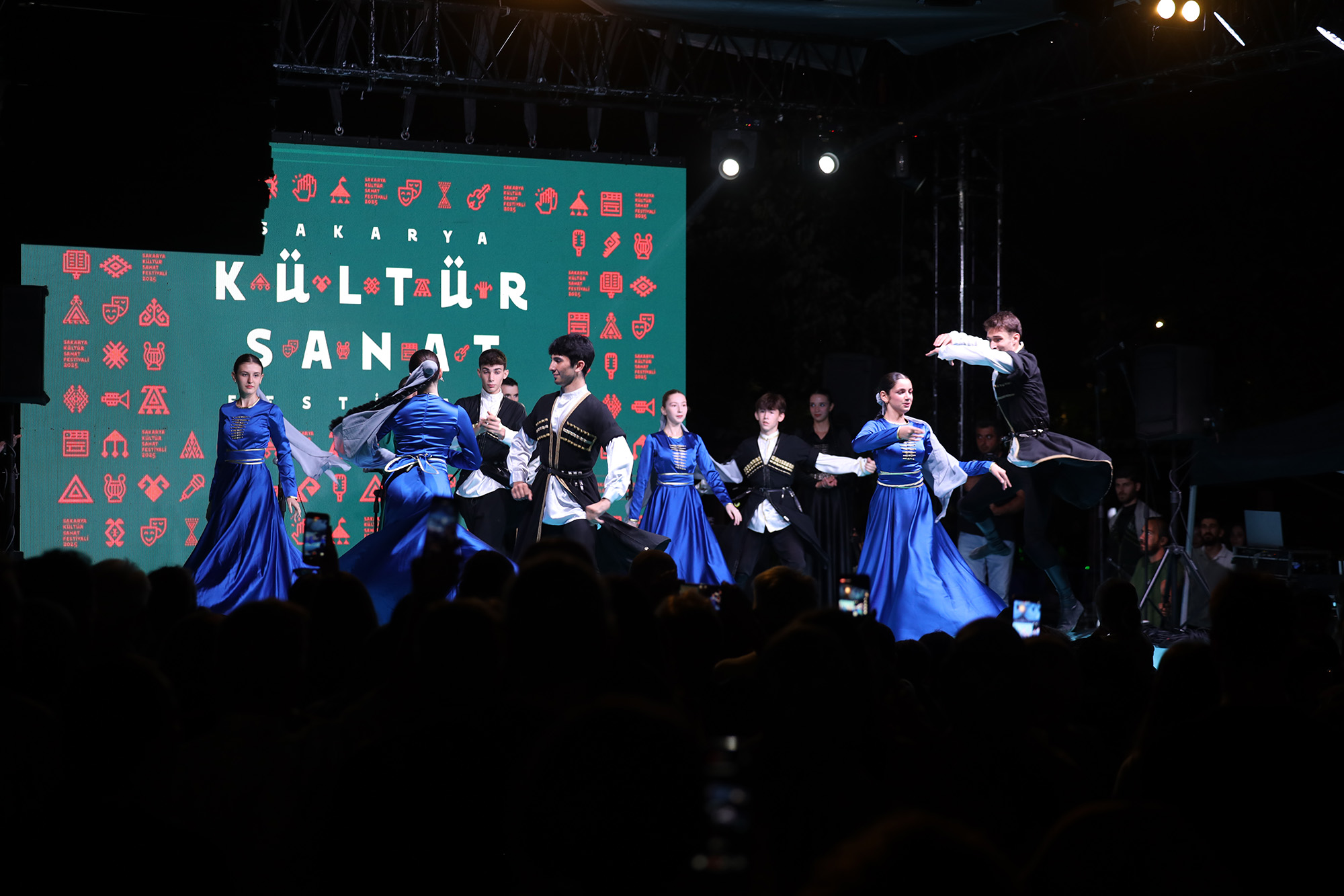 Sakarya’da Kafkas ve İç Anadolu’nun zengin kültürüyle şölen gibi akşam