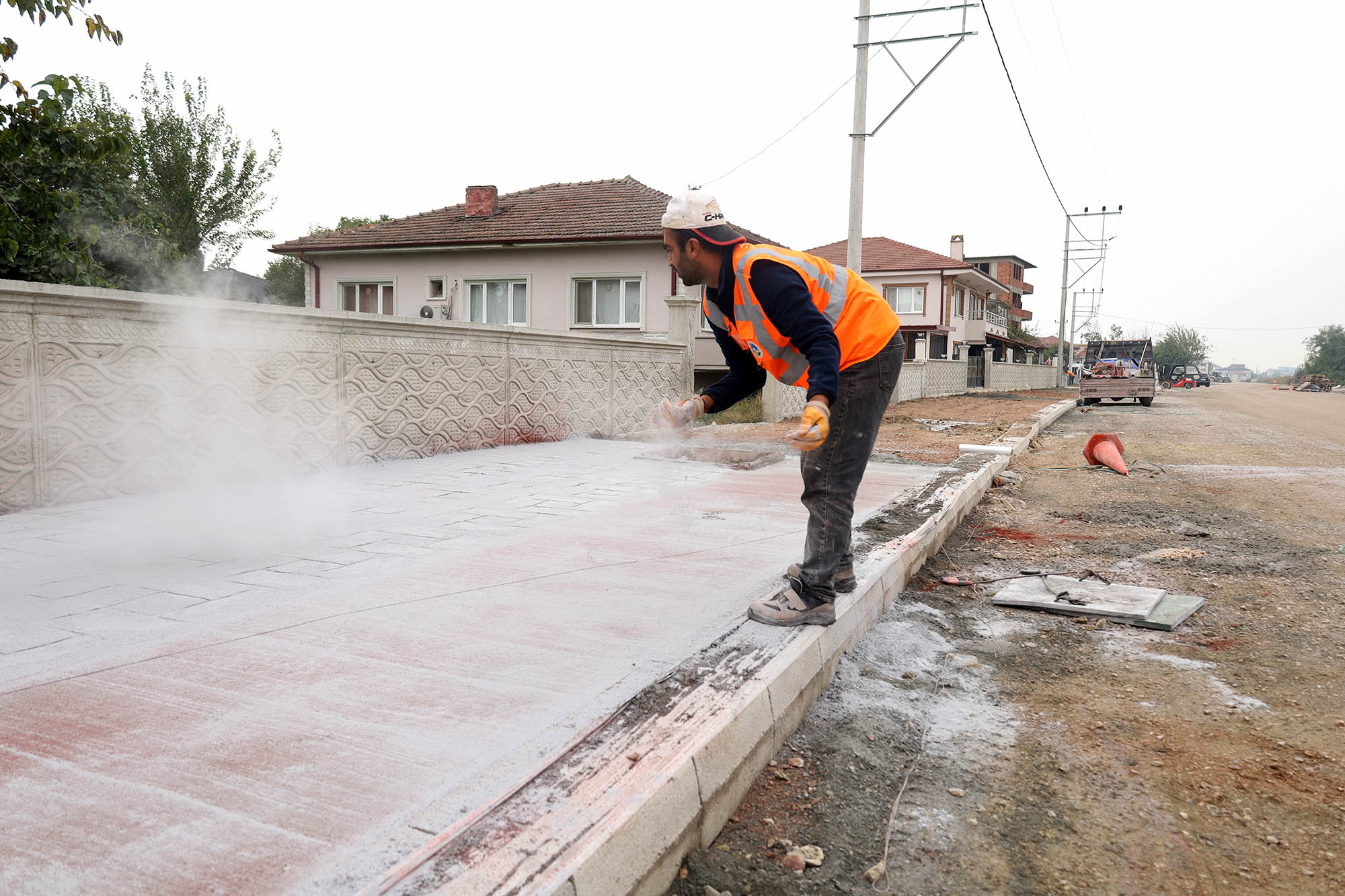 Hanlı-OSB duble yolunda önce kaldırım ve bisiklet yolu, ardından asfalta geçilecek