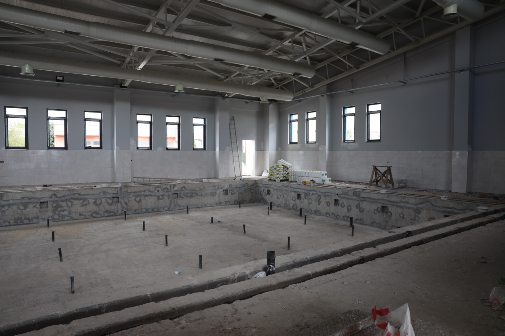 Arifiye Yüzme Havuzu ve Gençlik Merkezi hızla tamamlanıyor