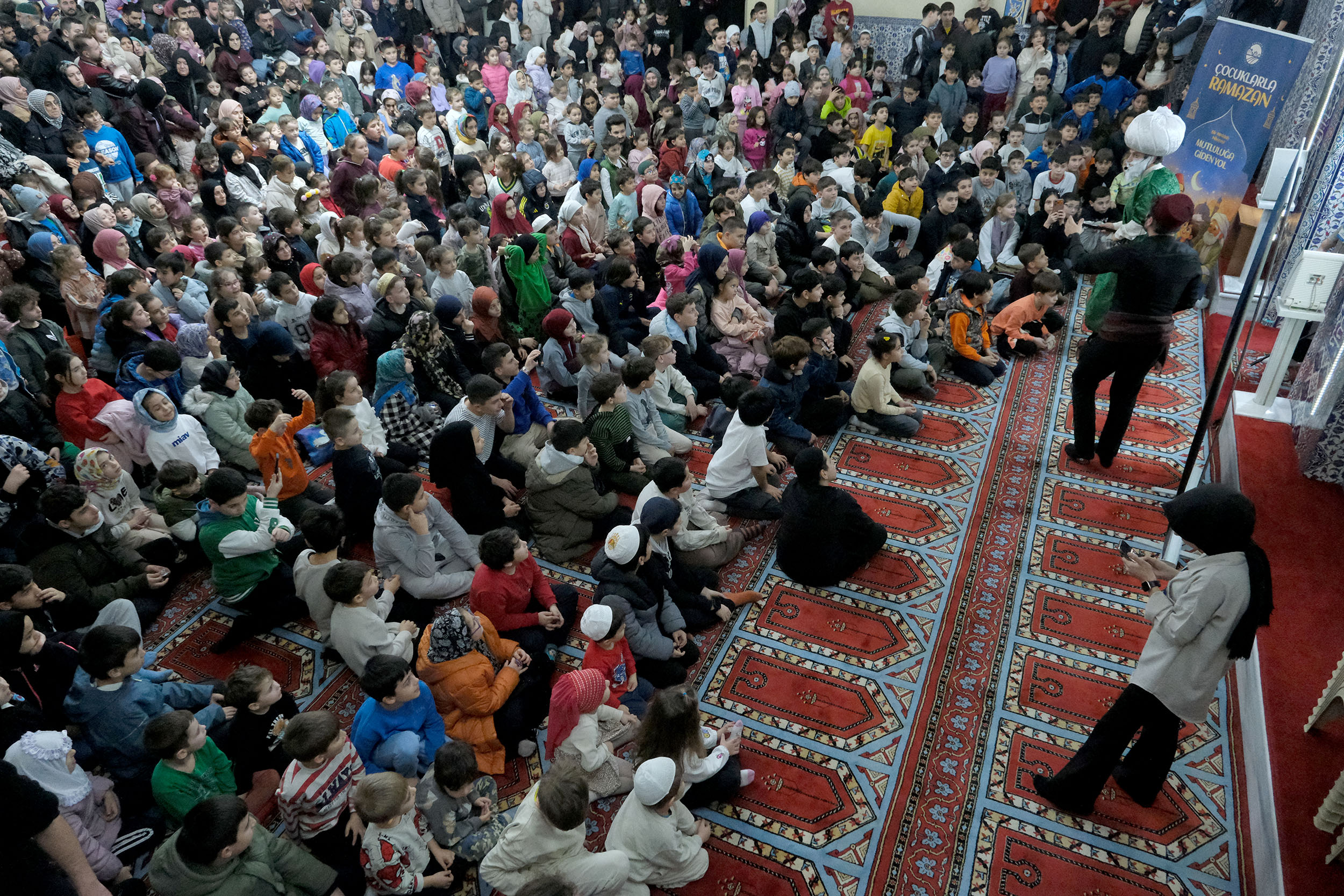 Çocuklarla Ramazan programı ilk haftasında 2 bin 500 çocuğa neşe saçtı