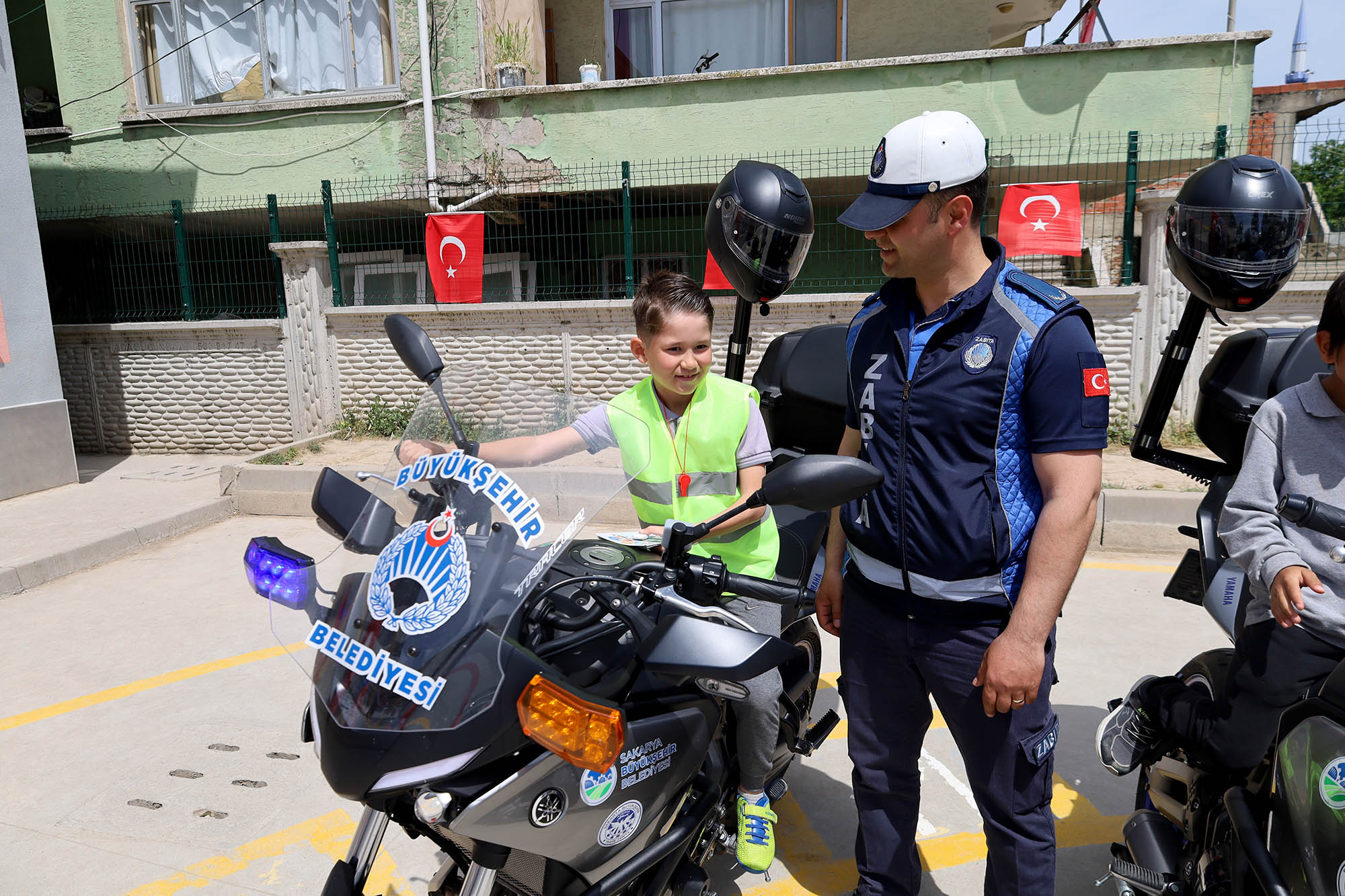 En renkli trafik etkinliği yine Büyükşehir’den: Güvenli trafiğin şartlarını ‘tebessümle’ öğrendiler