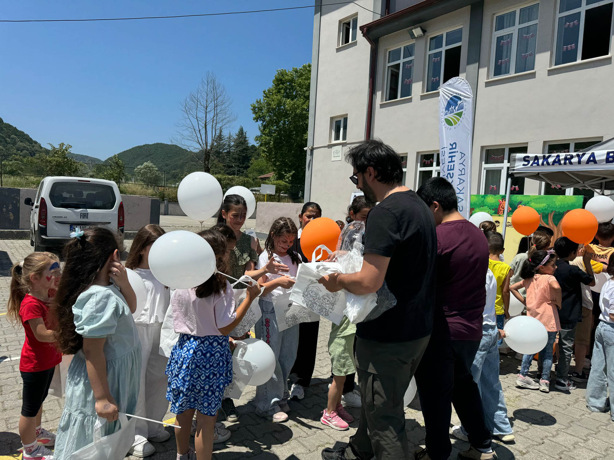 Büyükşehir’in tebessüm ekibi 5 farklı ilçede miniklere neşe götürdü: Hem eğlence hem sürpriz hediyeler…