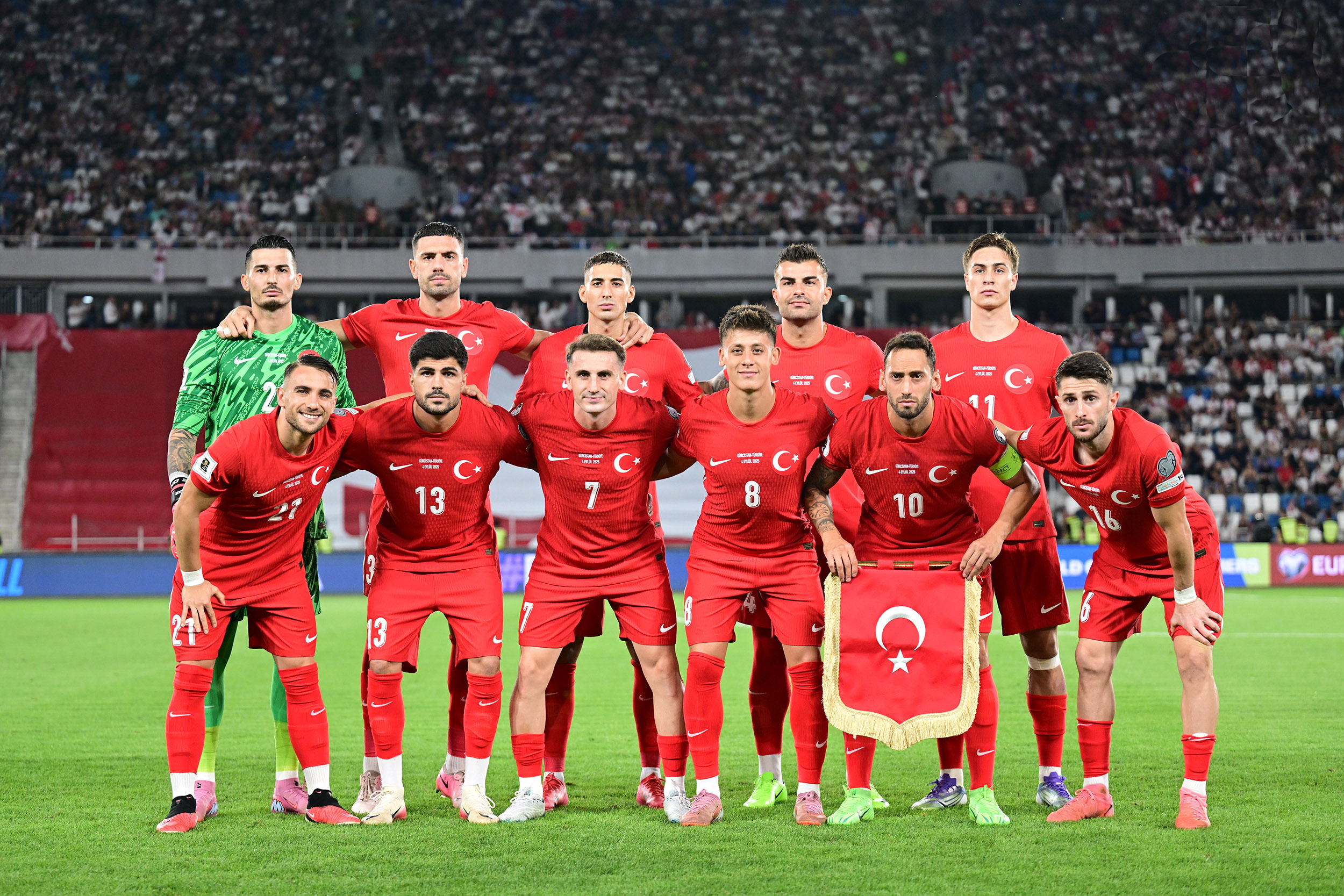 Dev ekran kuruldu: Sakarya Ay Yıldız için bu meydanda tek yürek olacak