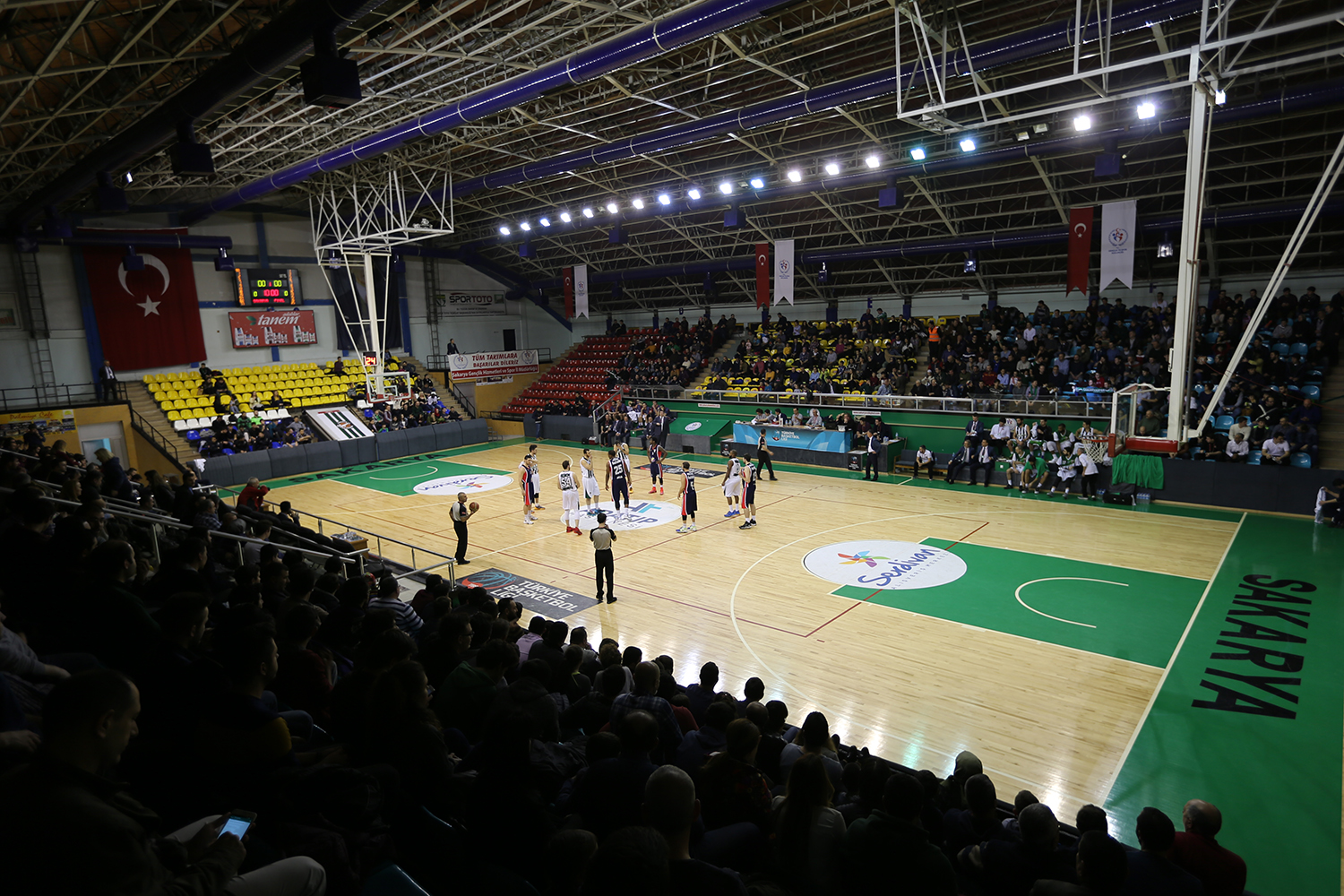 Dev Adamlar Evinde Galip