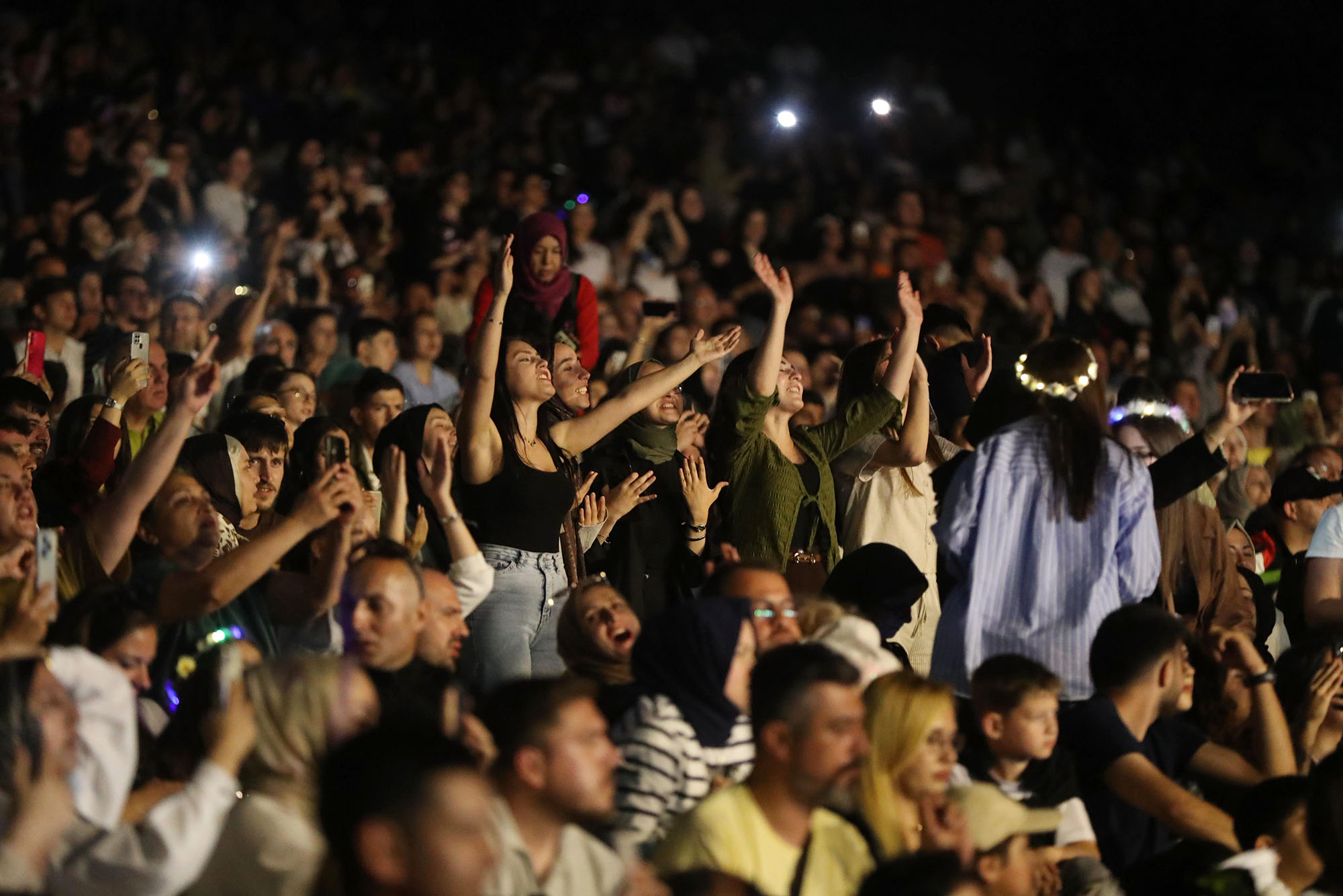 Vadideki dünya sahnesi İlyas Yalçıntaş konseri ve sahne şovlarıyla şölene dönüştü