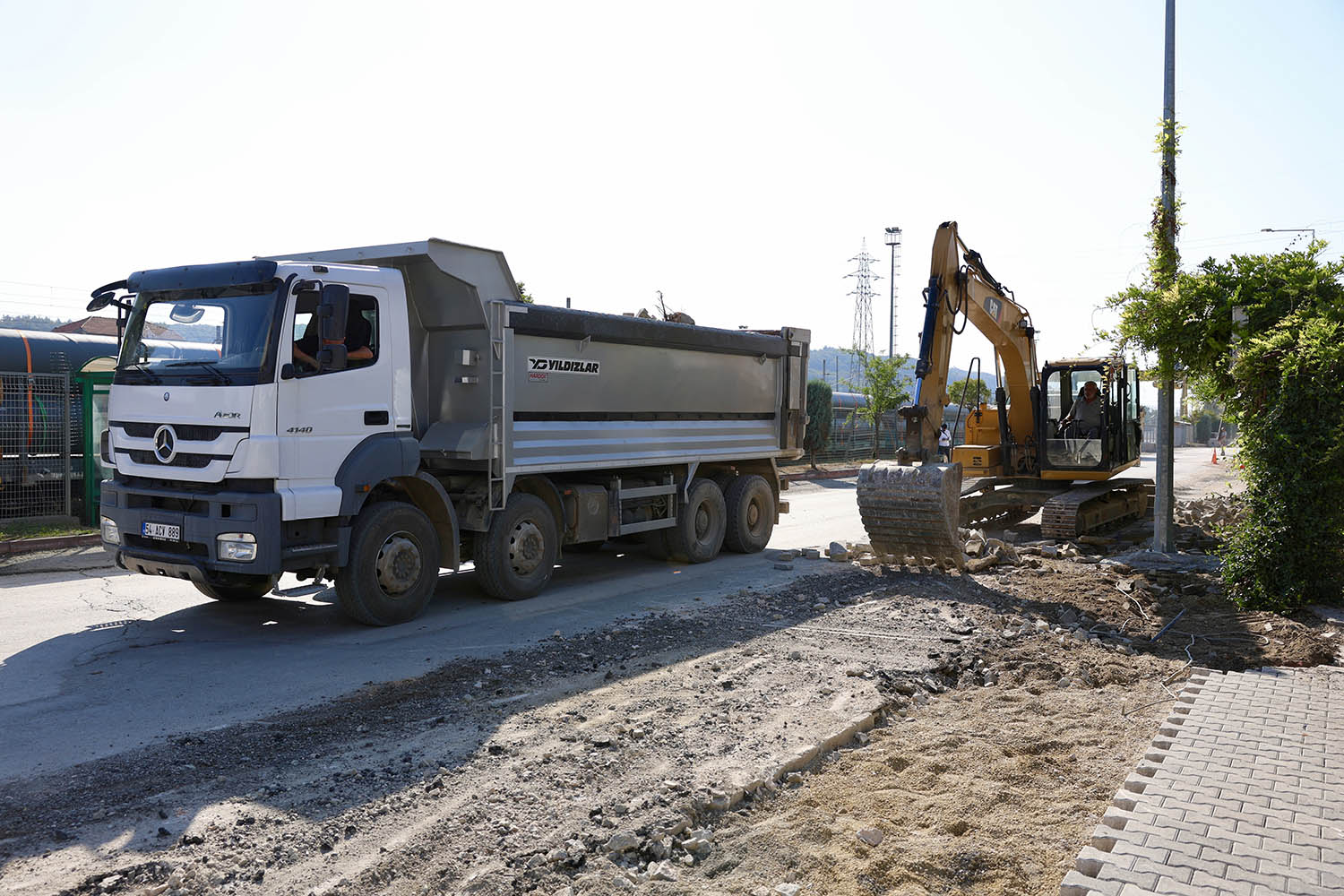 Altyapısı yenilenen Arifiye Zübeyde Hanım Caddesi’nde üstyapı çalışmaları başladı