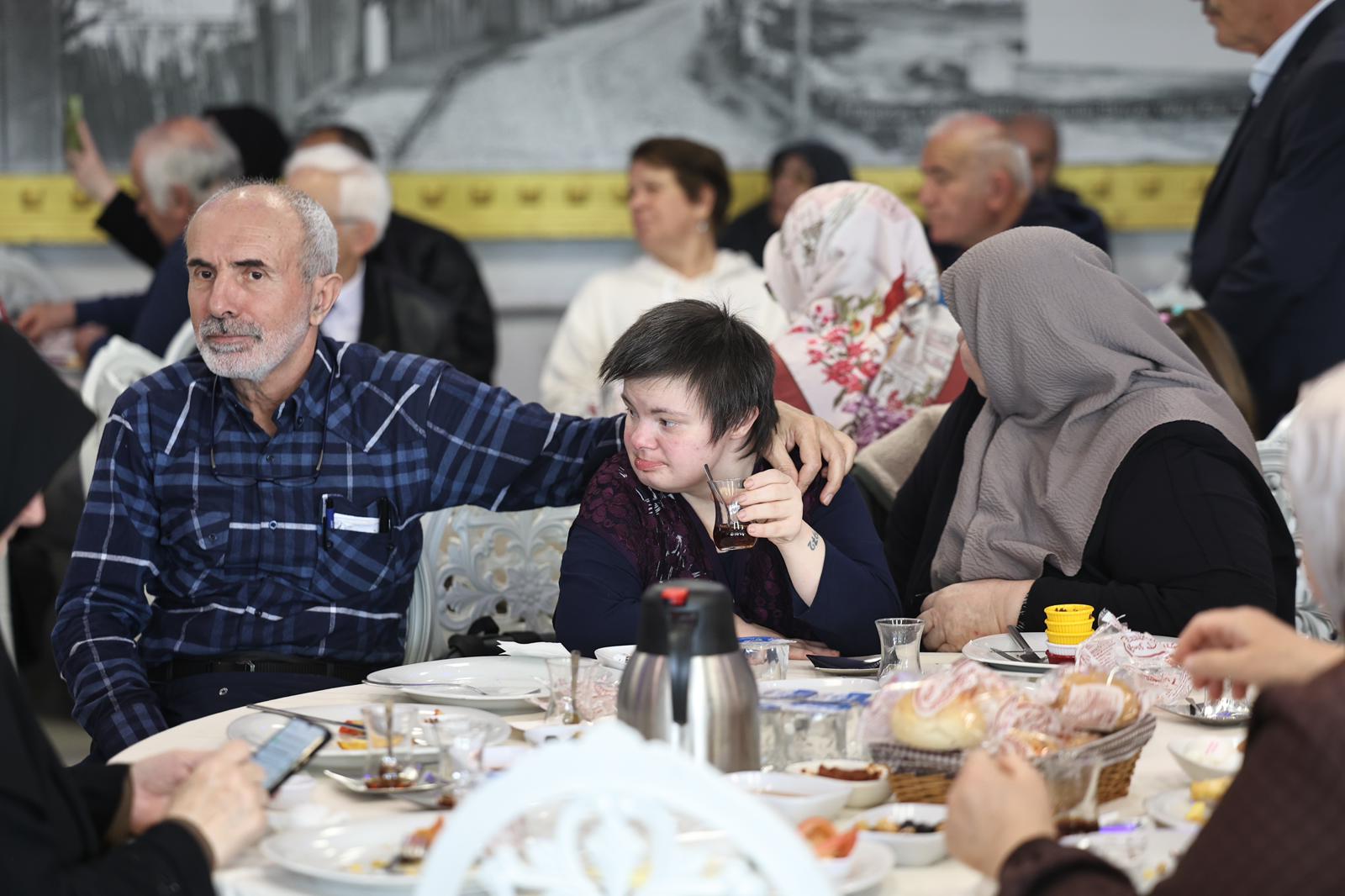 Yusuf Alemdar YADEM sakinleri ve çiftlerle aynı sofrada: “Aile, her şeydir”