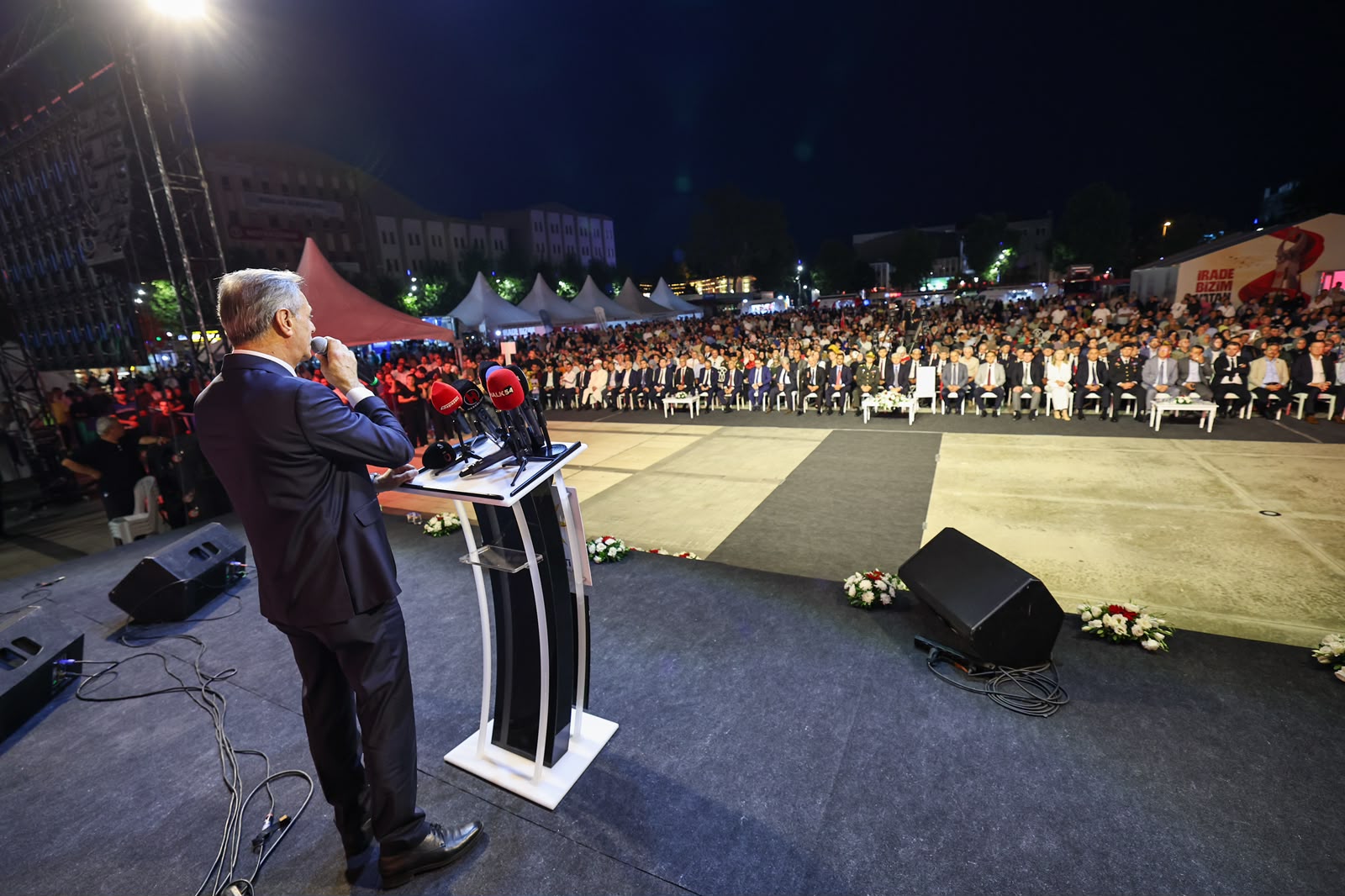 “Milletimiz uğruna can verilen vatanı darbecilere teslim etmedi, hiçbir zaman etmeyecek”