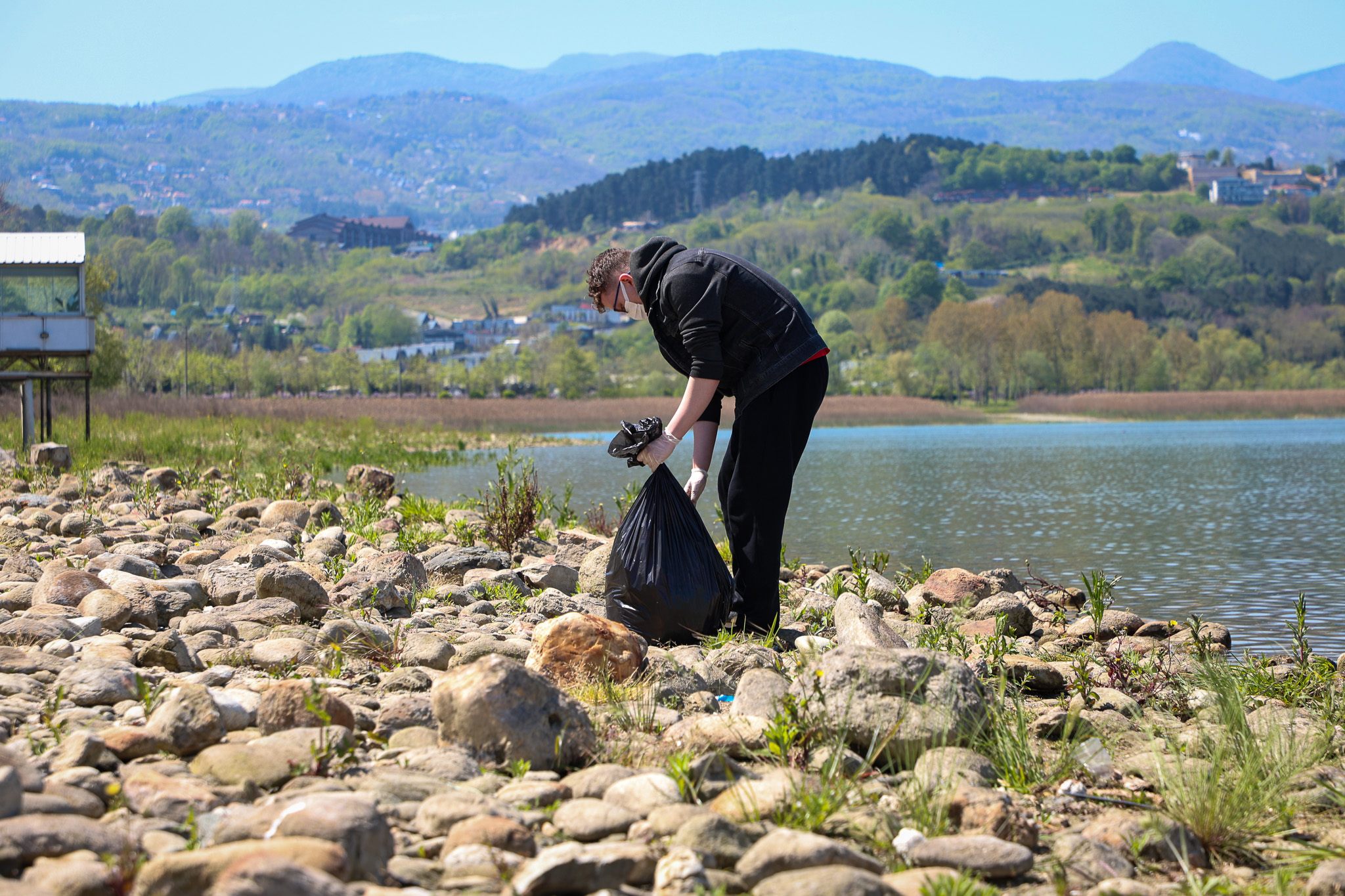 Göl havzasına bırakılan atıklar gönüllü öğrencilerin desteğiyle temizlendi