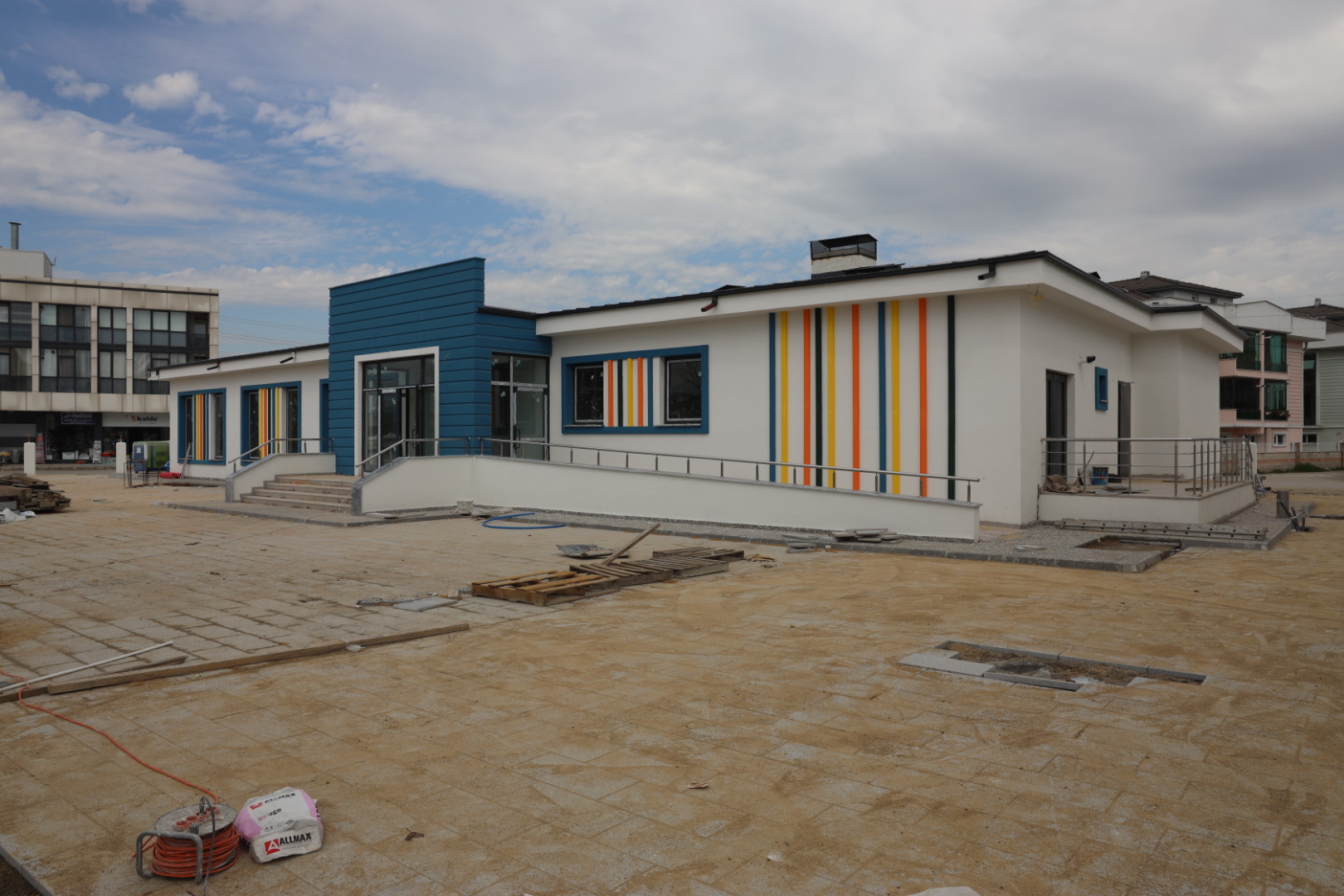 Arifiye Yüzme Havuzu ve Gençlik Merkezi hızla tamamlanıyor