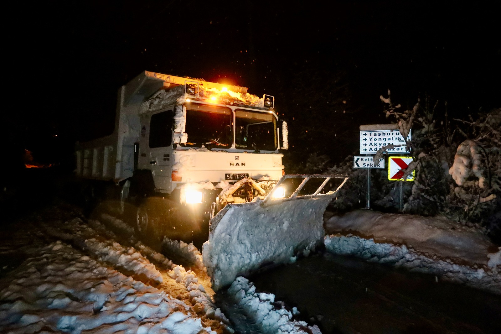 Büyükşehir ekipleri kar mesaisinde: Ulaşıma kapalı grup yolu yok