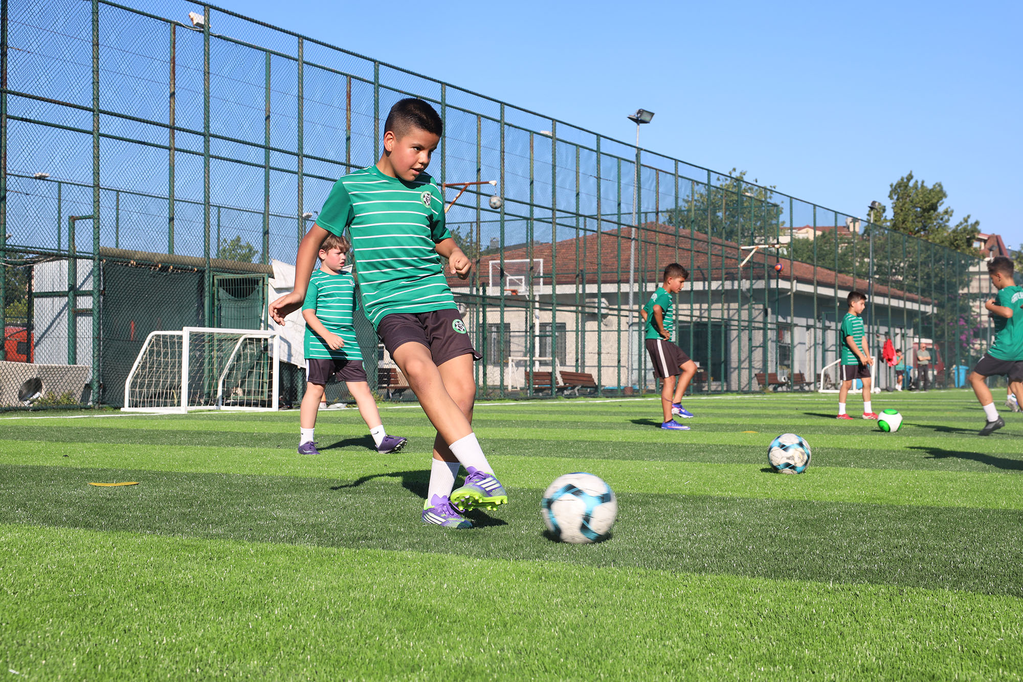 Büyükşehir'in yenilediği zeminde ilk düdük çaldı