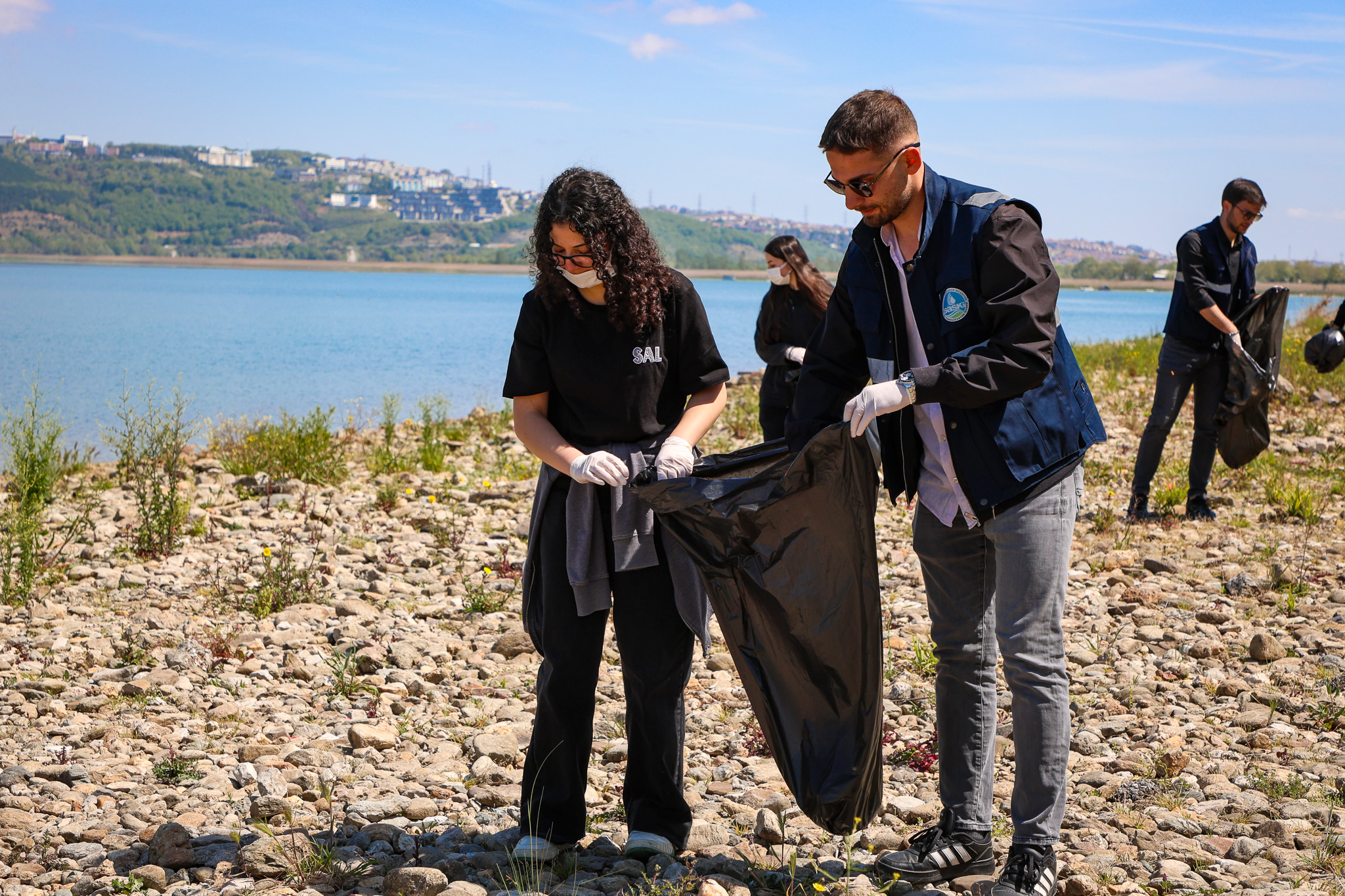 Göl havzasına bırakılan atıklar gönüllü öğrencilerin desteğiyle temizlendi