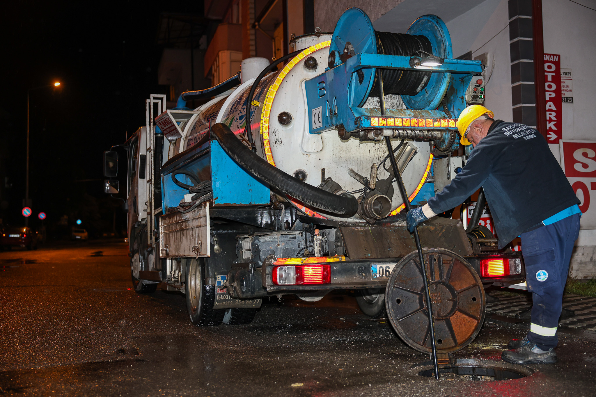 SASKİ, kuvvetli yağışa karşı tüm imkanları ile sabaha kadar sahadaydı