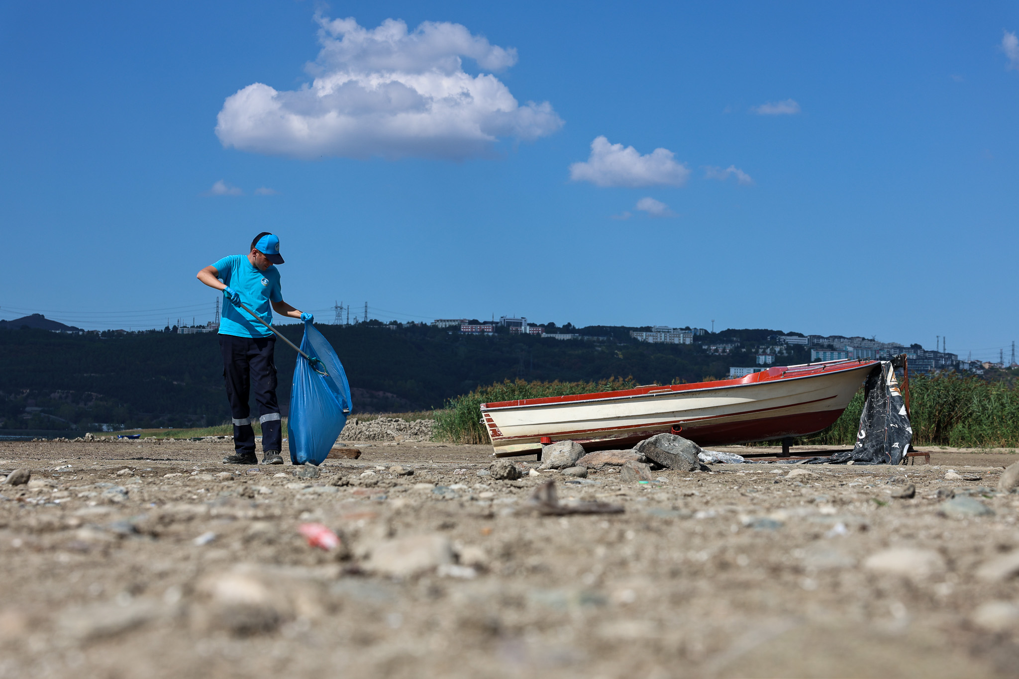 Sapanca Gölü çevresinden 2 ton çöp toplandı
