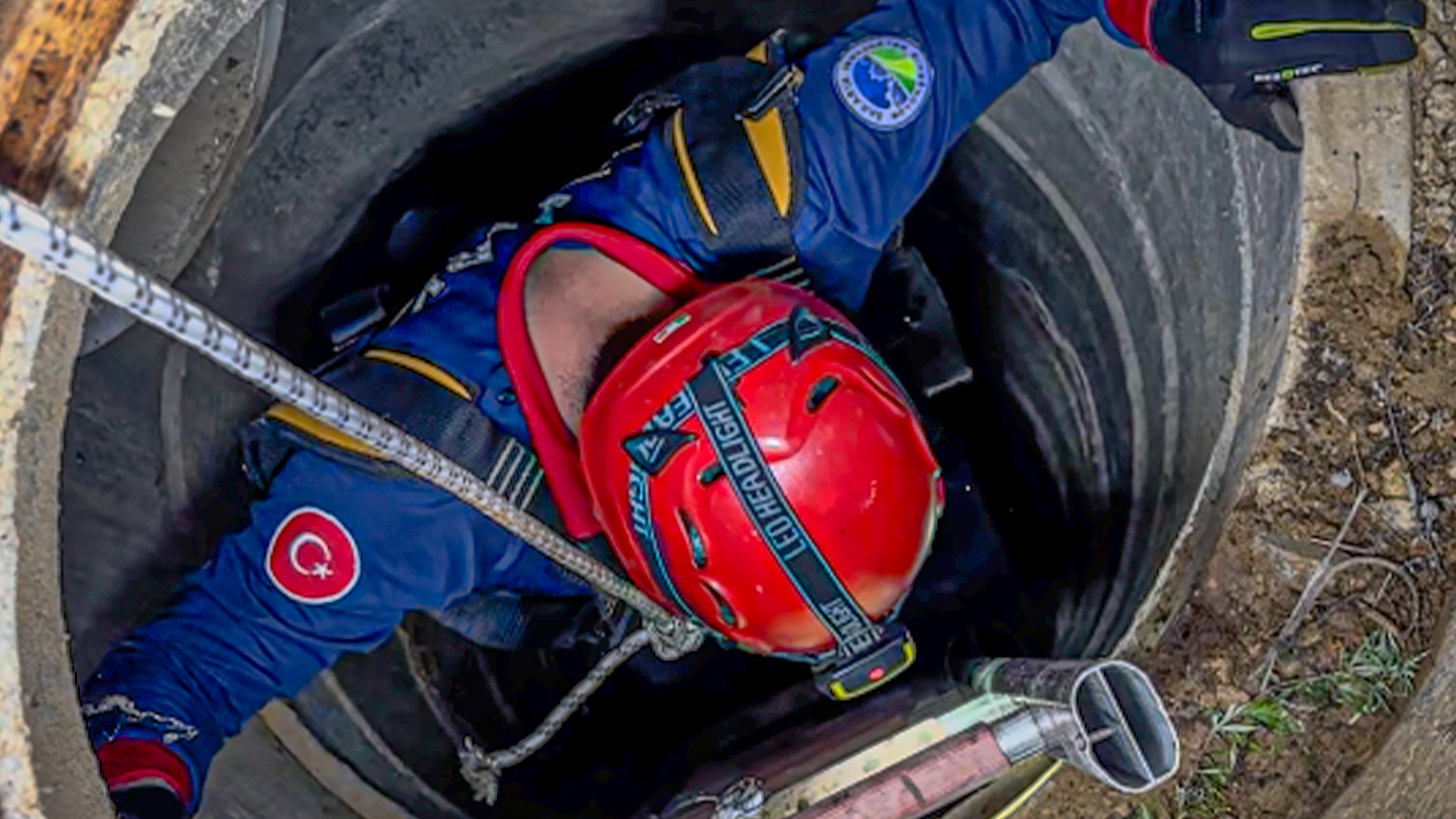 Kocaali’de bir canı 11 metrelik çukurdan sağ salim kurtardılar