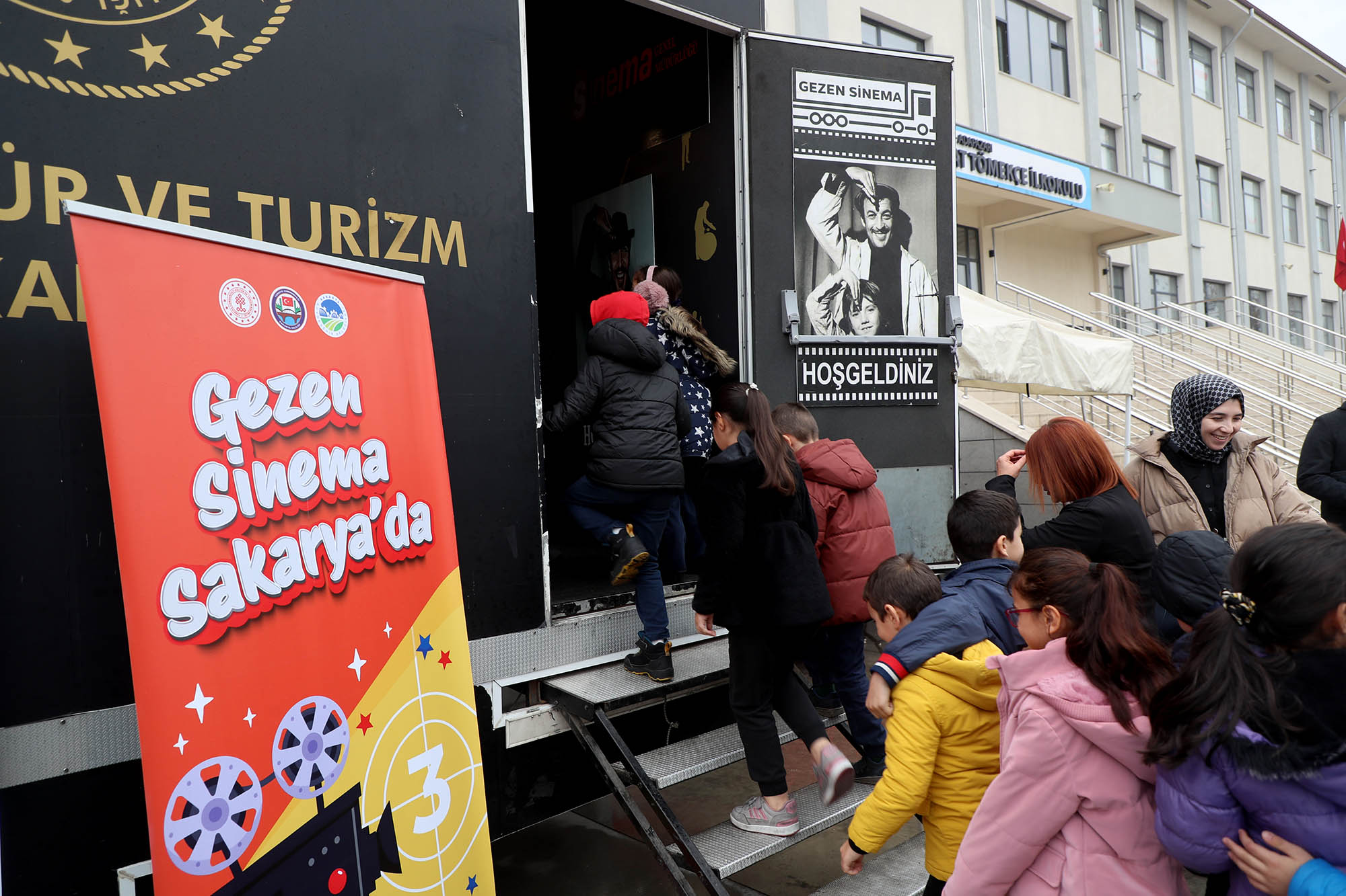 Gezen Sinema Tırı çocukları beyaz perdeyle buluşturuyor
